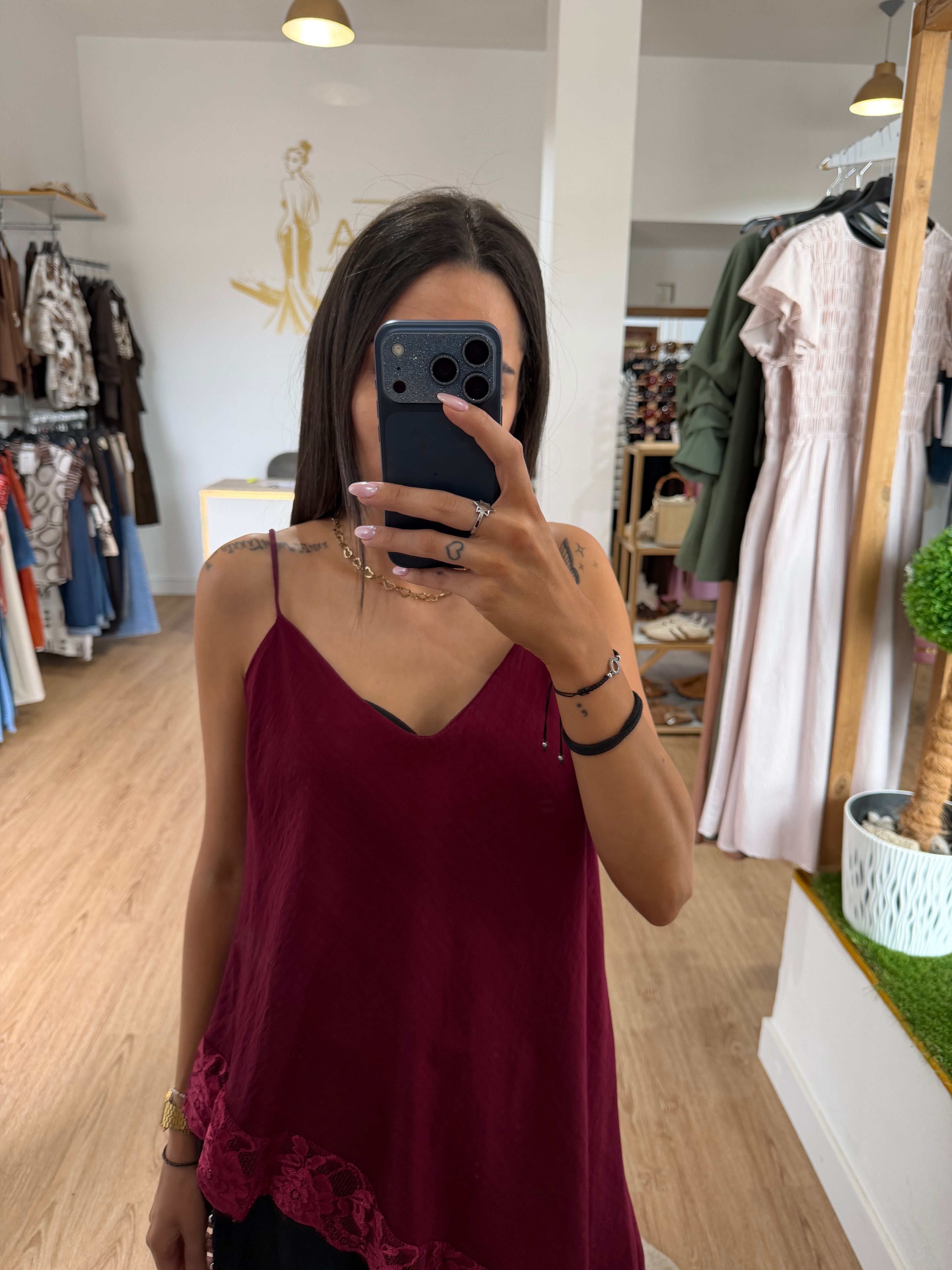 Top lencero asimétrico de tirantes con bajo de encaje / Camisetas fluidas elegantes