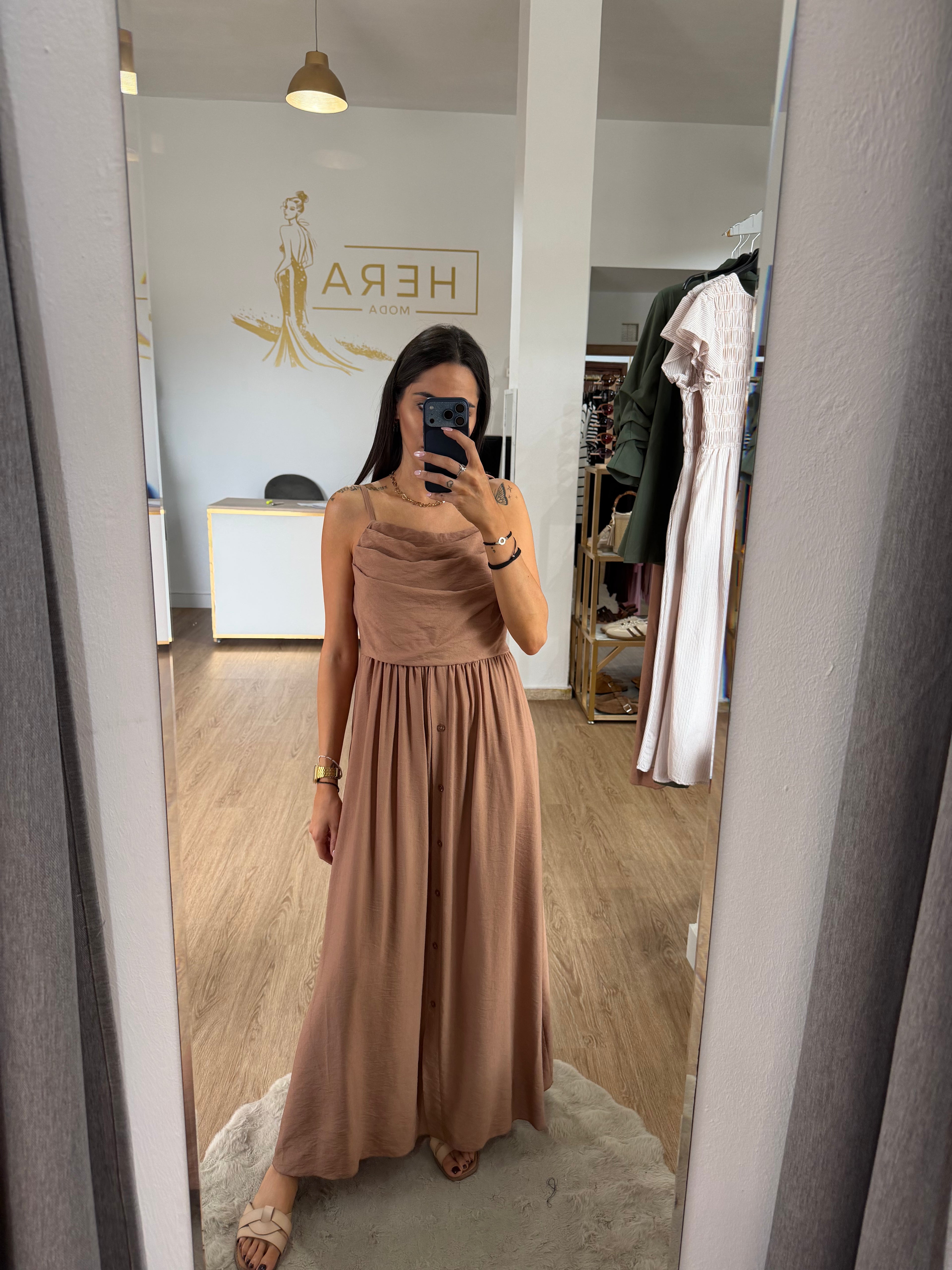 Vestido largo de tirantes con escote drapeado y botonadura frontal / Vestido midi fluido