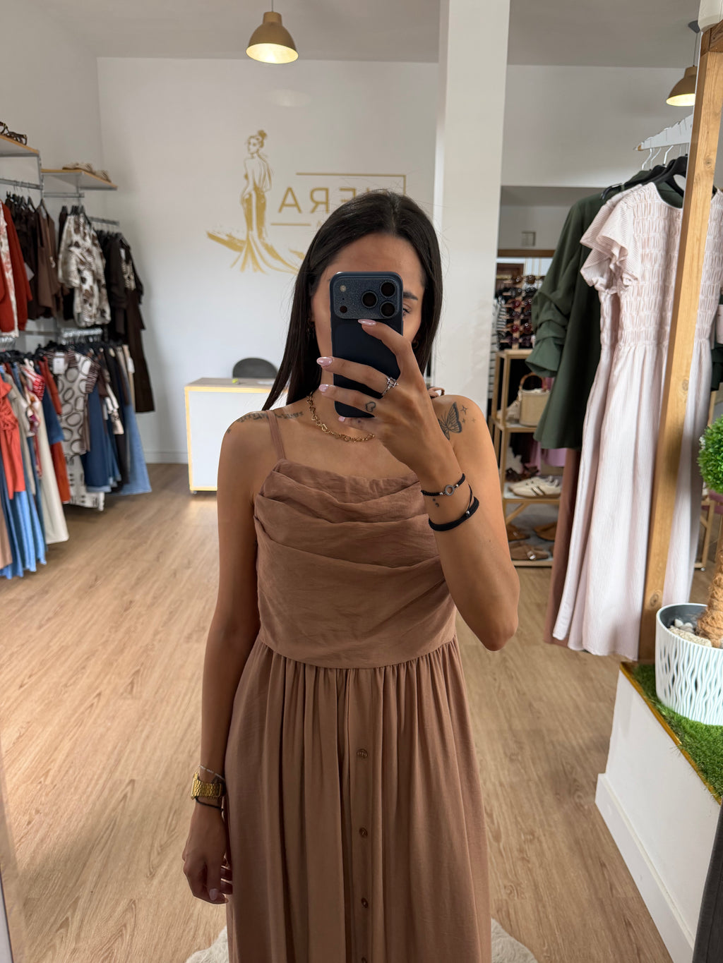 Vestido largo de tirantes con escote drapeado y botonadura frontal / Vestido midi fluido