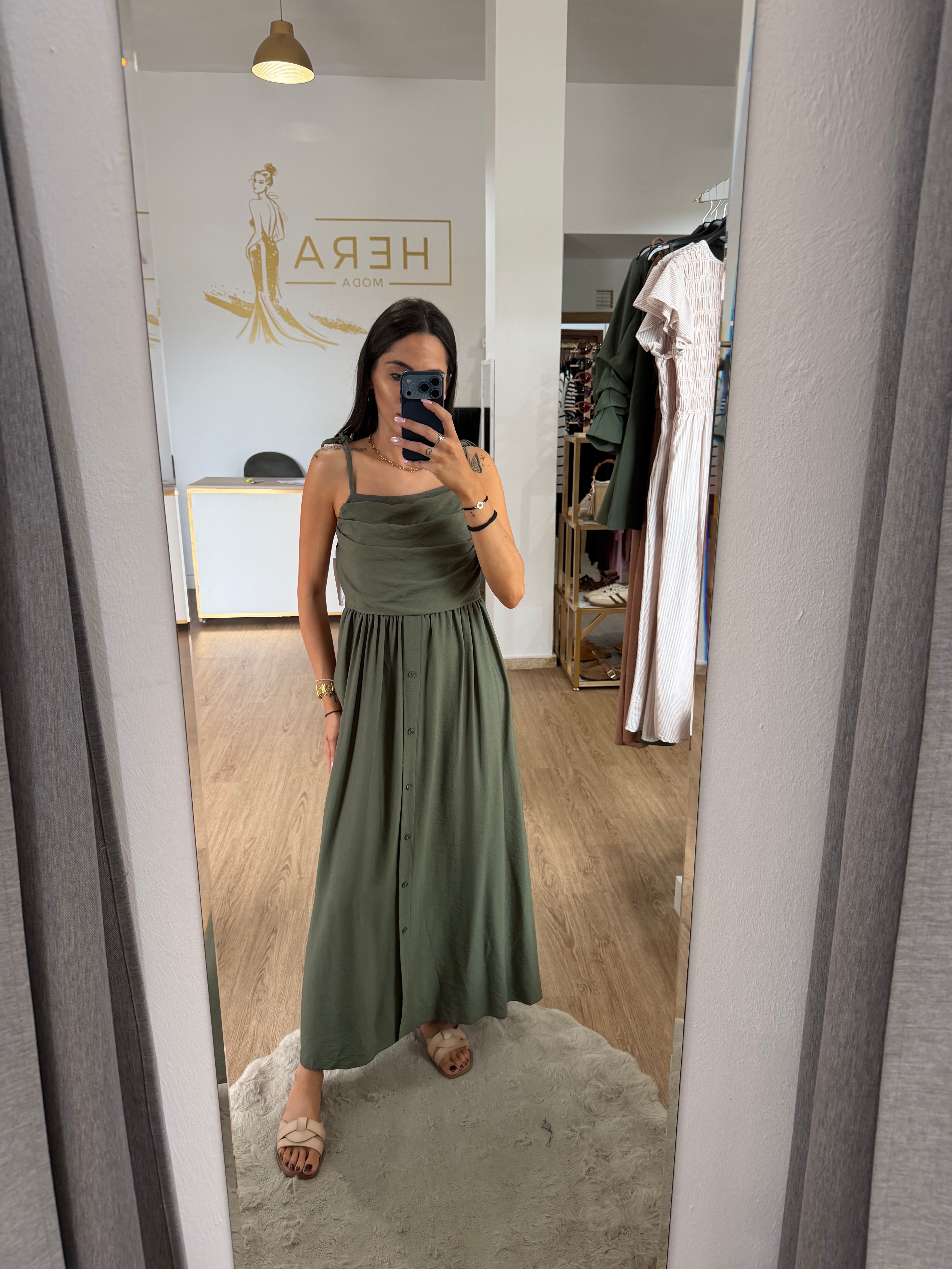 Vestido largo de tirantes con escote drapeado y botonadura frontal / Vestido midi fluido