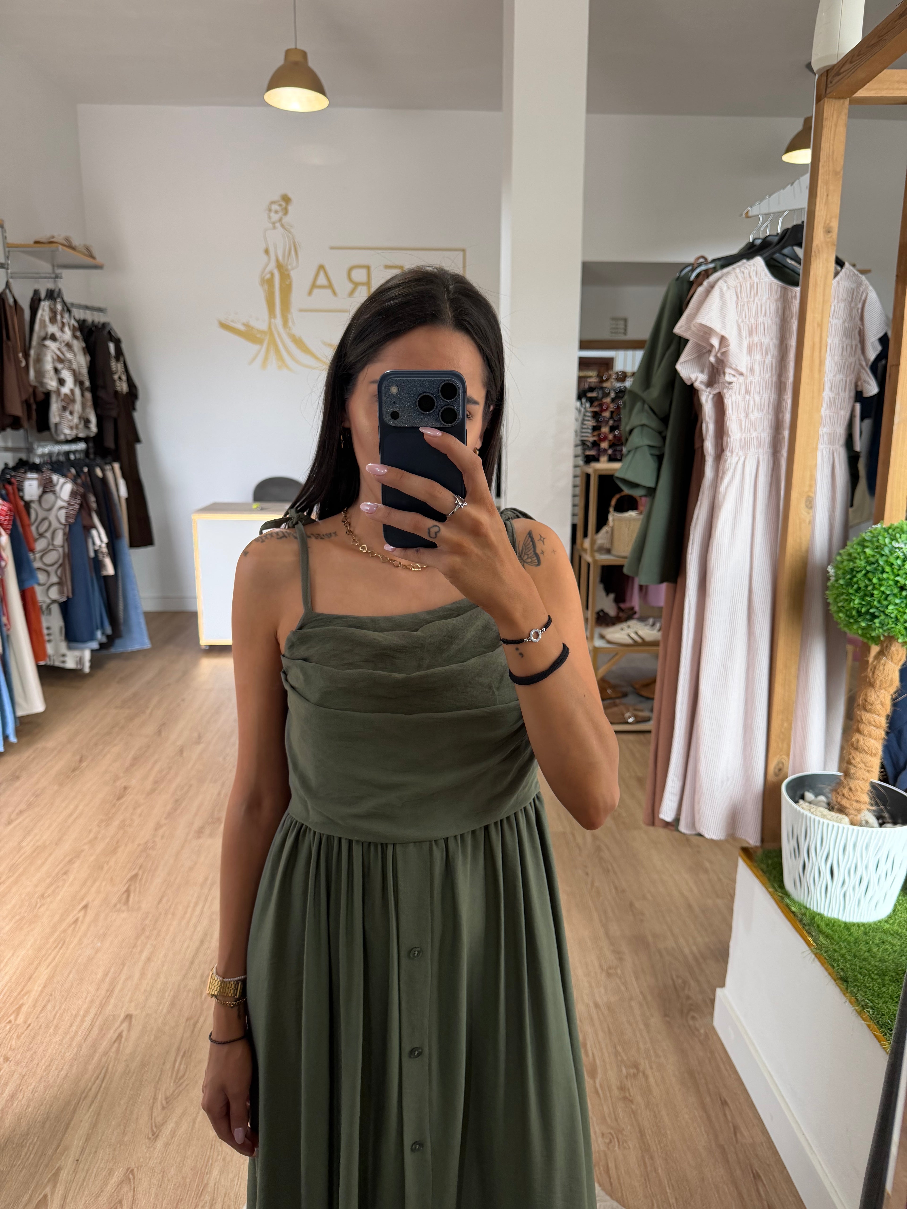 Vestido largo de tirantes con escote drapeado y botonadura frontal / Vestido midi fluido