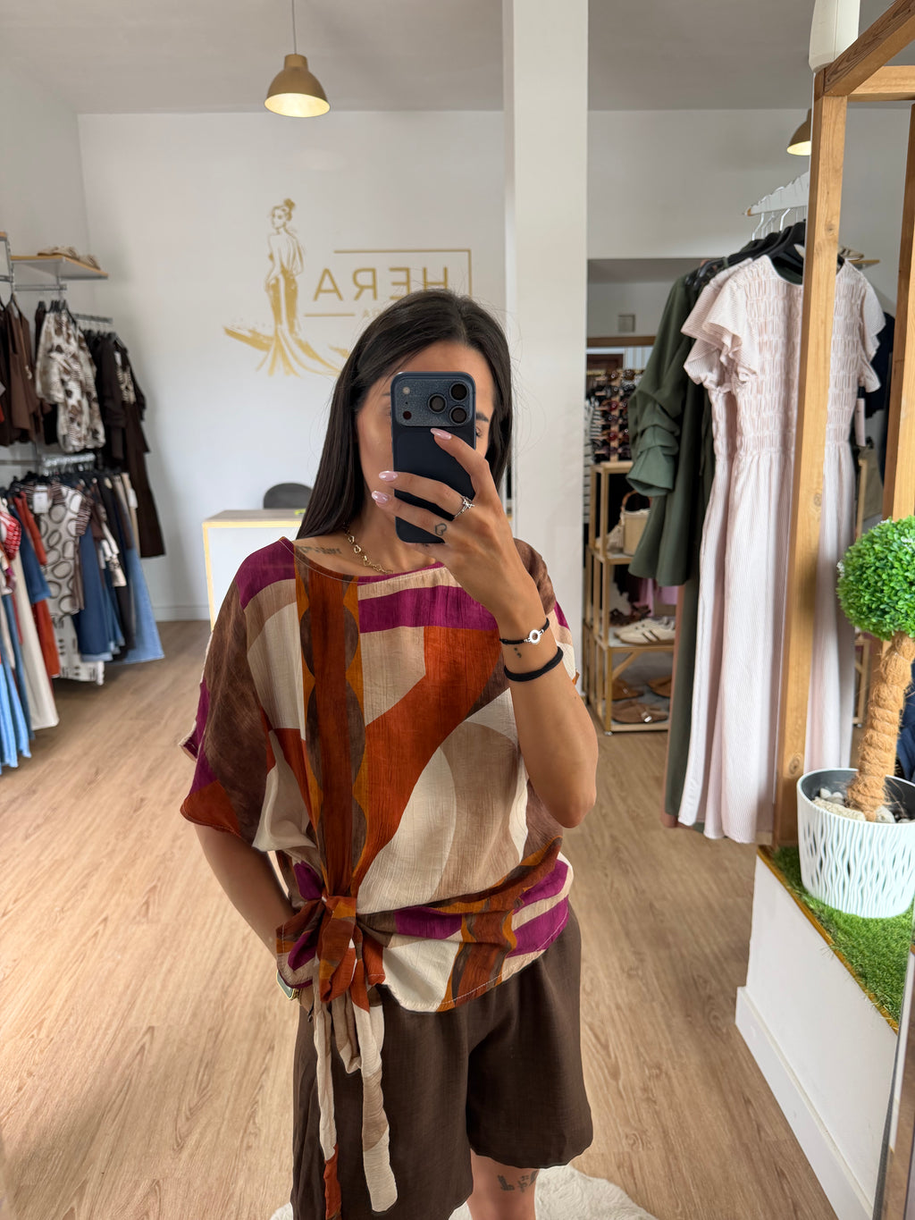 Blusa fluida estampada con nudo en el bajo / Top manga corta estilo geométrico boho
