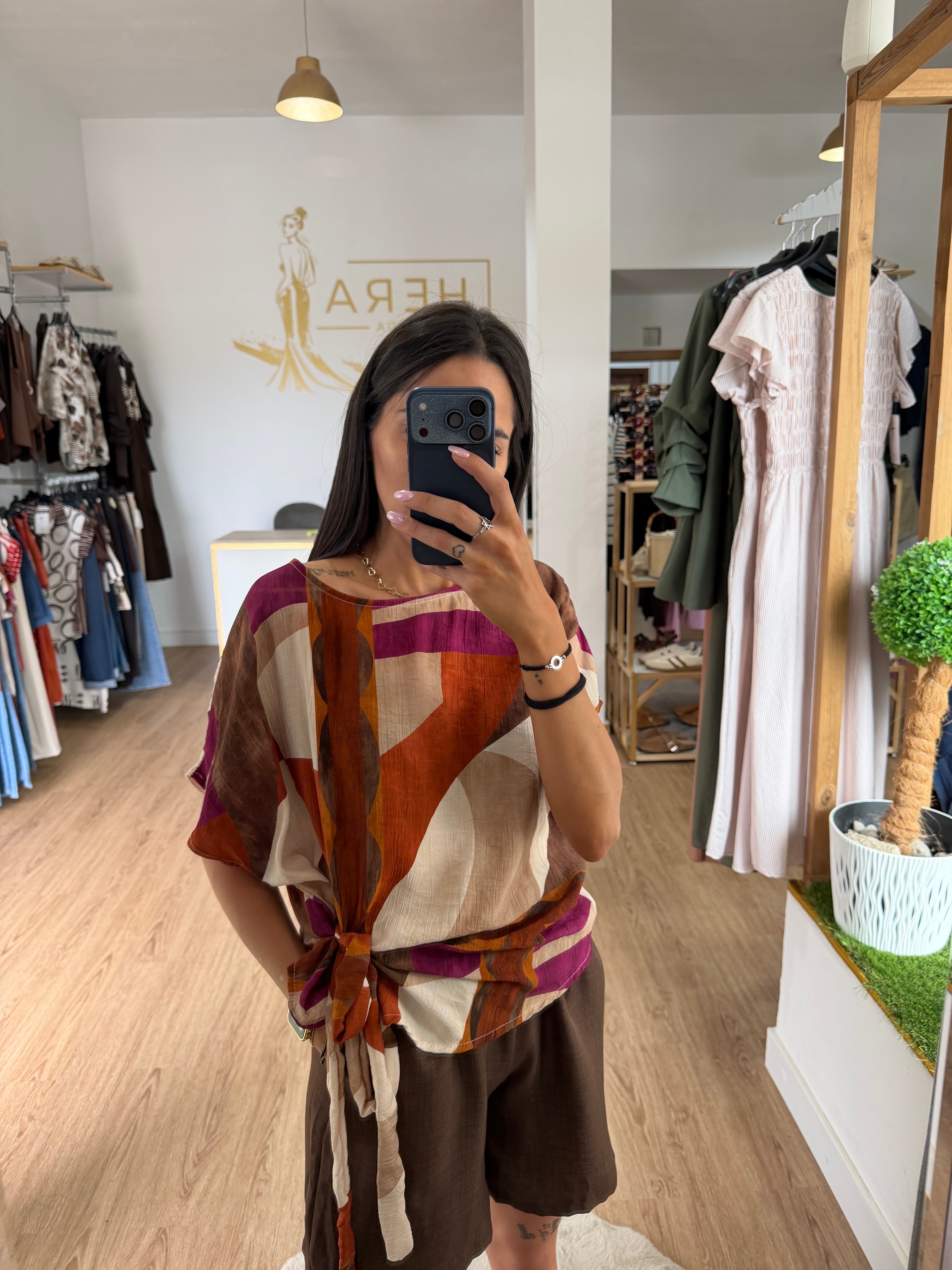 Blusa fluida estampada con nudo en el bajo / Top manga corta estilo geométrico boho