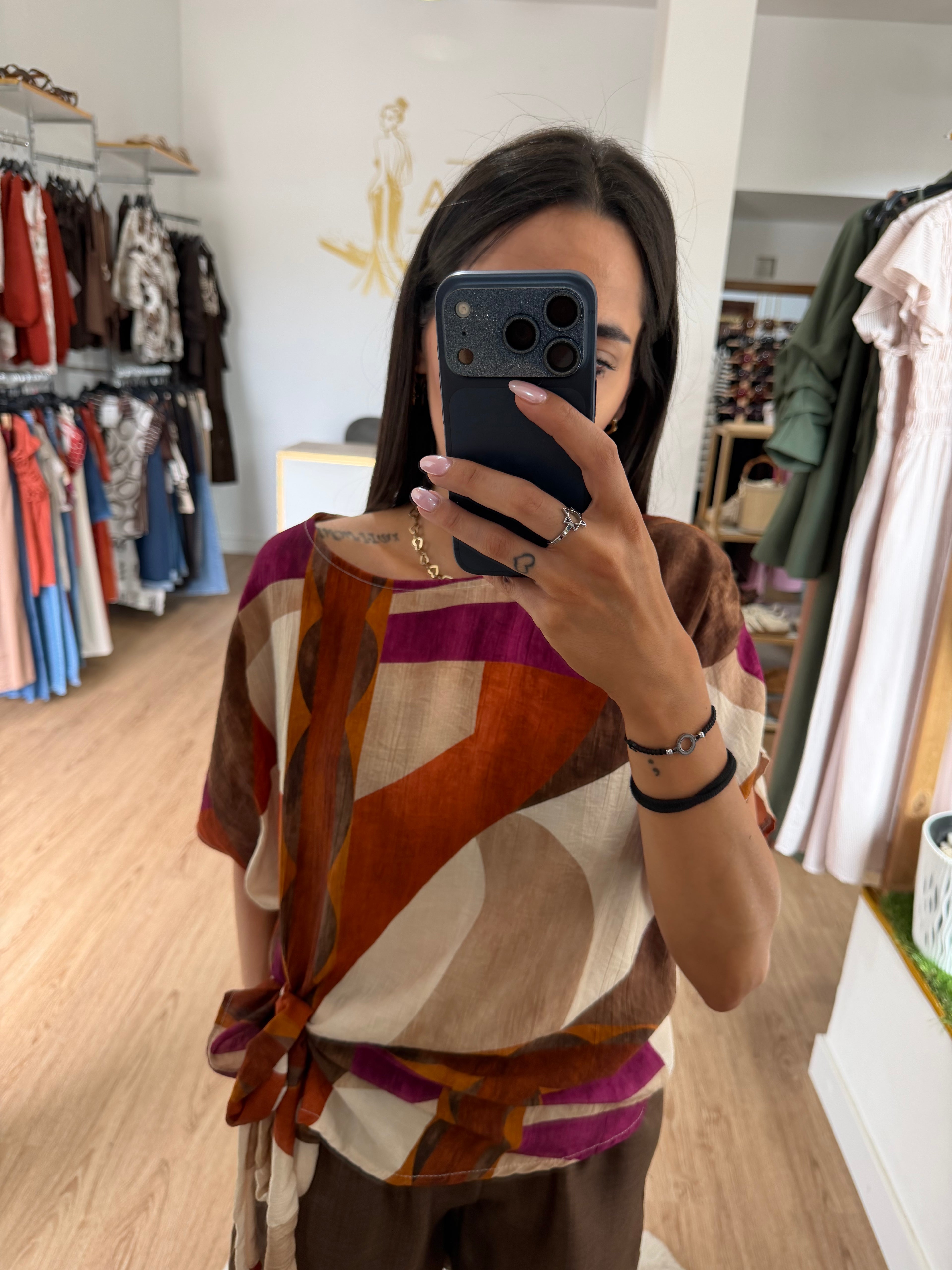 Blusa fluida estampada con nudo en el bajo / Top manga corta estilo geométrico boho