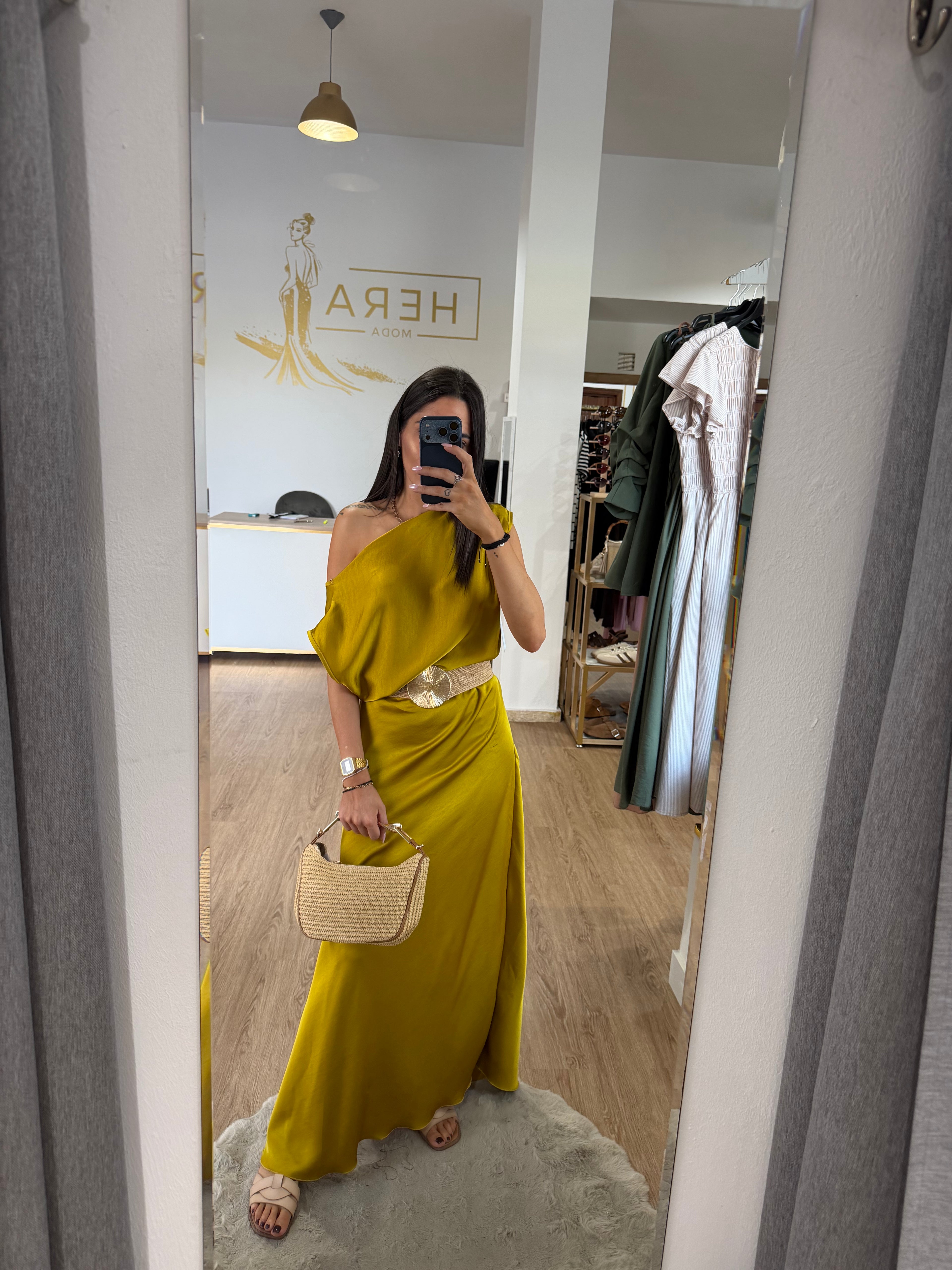 Vestido largo satinado escote asimétrico / Vestido de invitada fluido