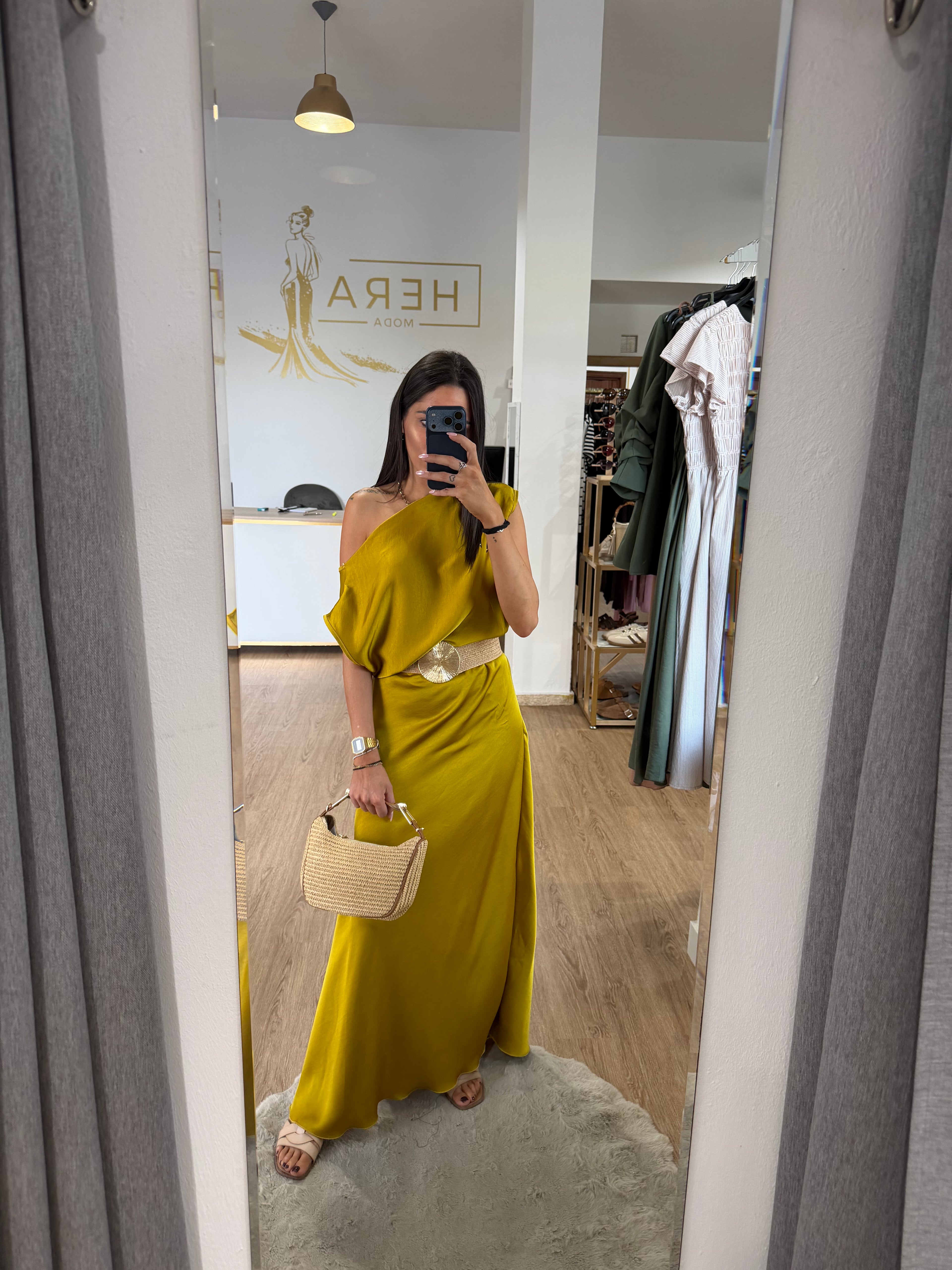 Vestido largo satinado escote asimétrico / Vestido de invitada fluido