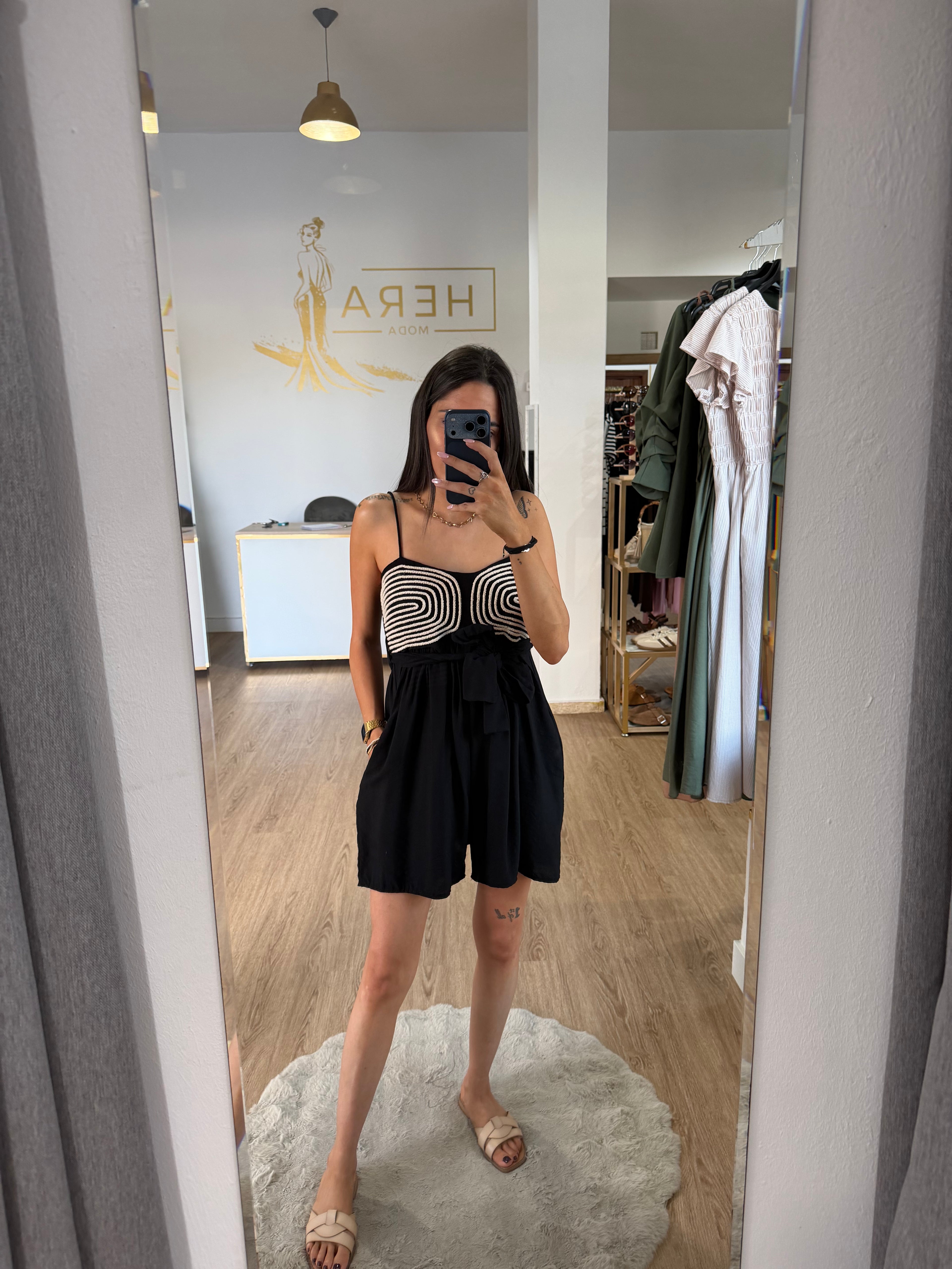 Mono corto de tirantes con pecho crochet / Mono fluido con lazada y bolsillos
