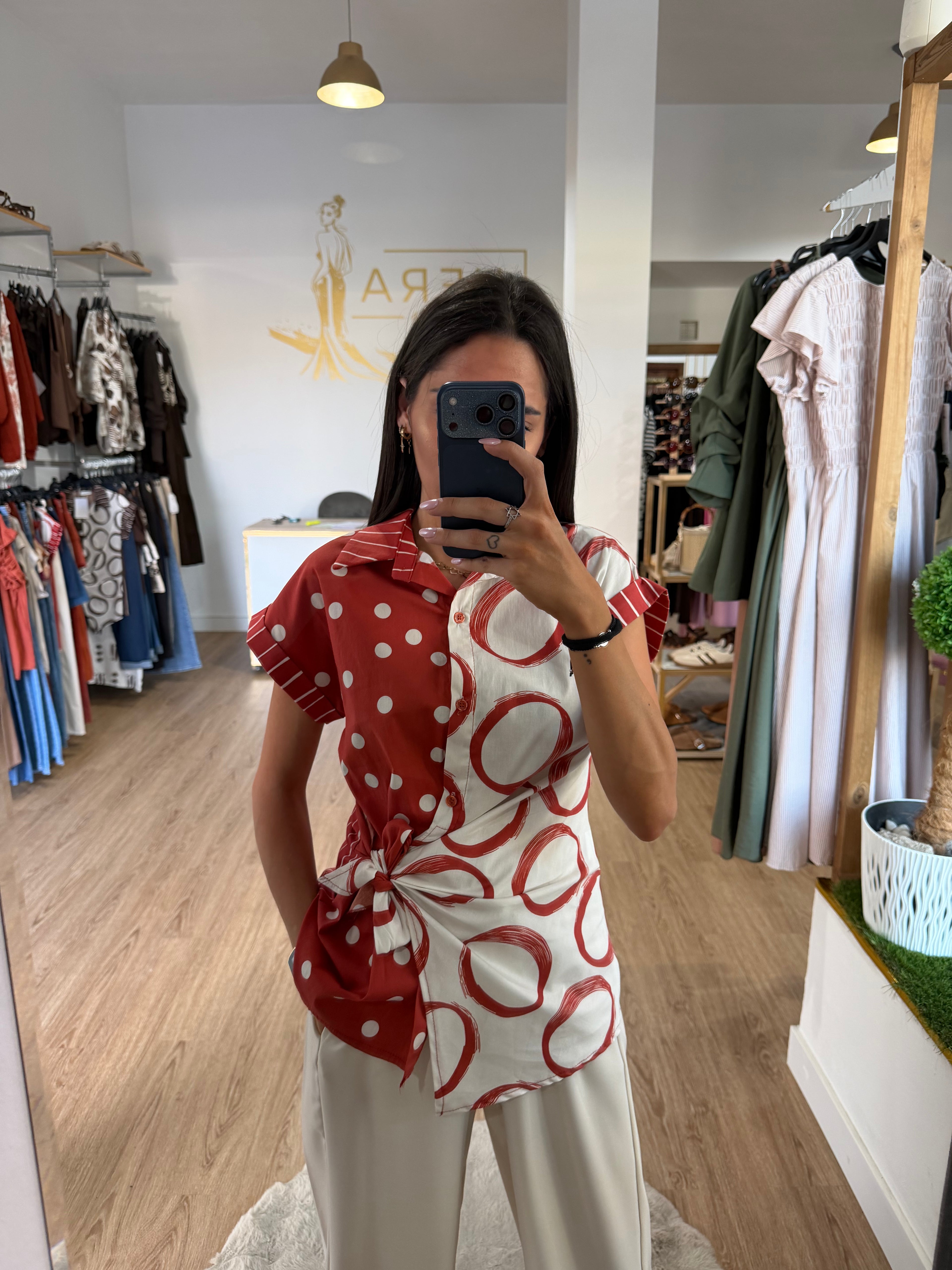 Camisa fluida mix estampados con lazo lateral / Blusa camisera combinada con nudo