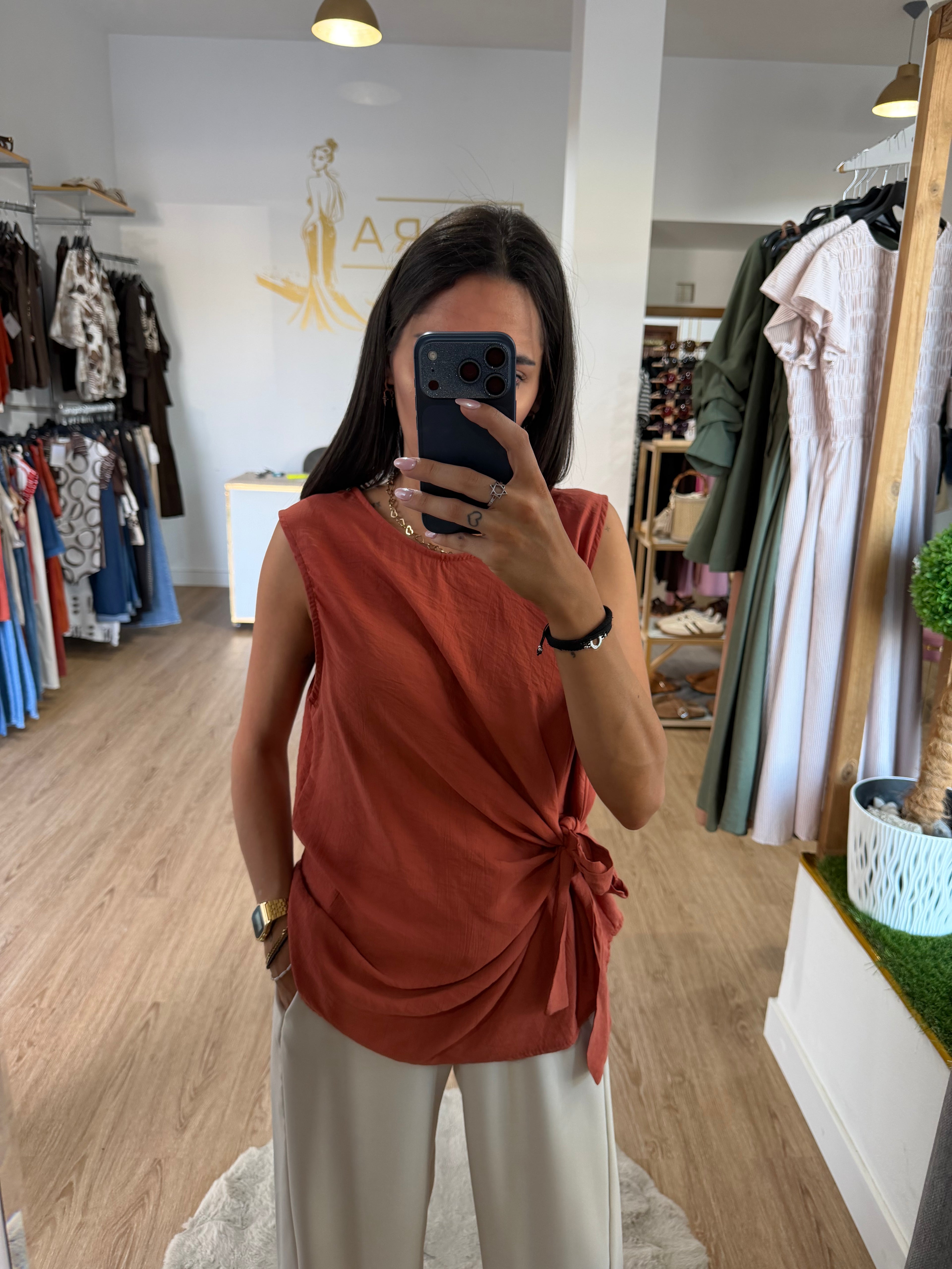 Blusa sin mangas con lazo lateral y corte cruzado / Top Fluido drapeado en cintura