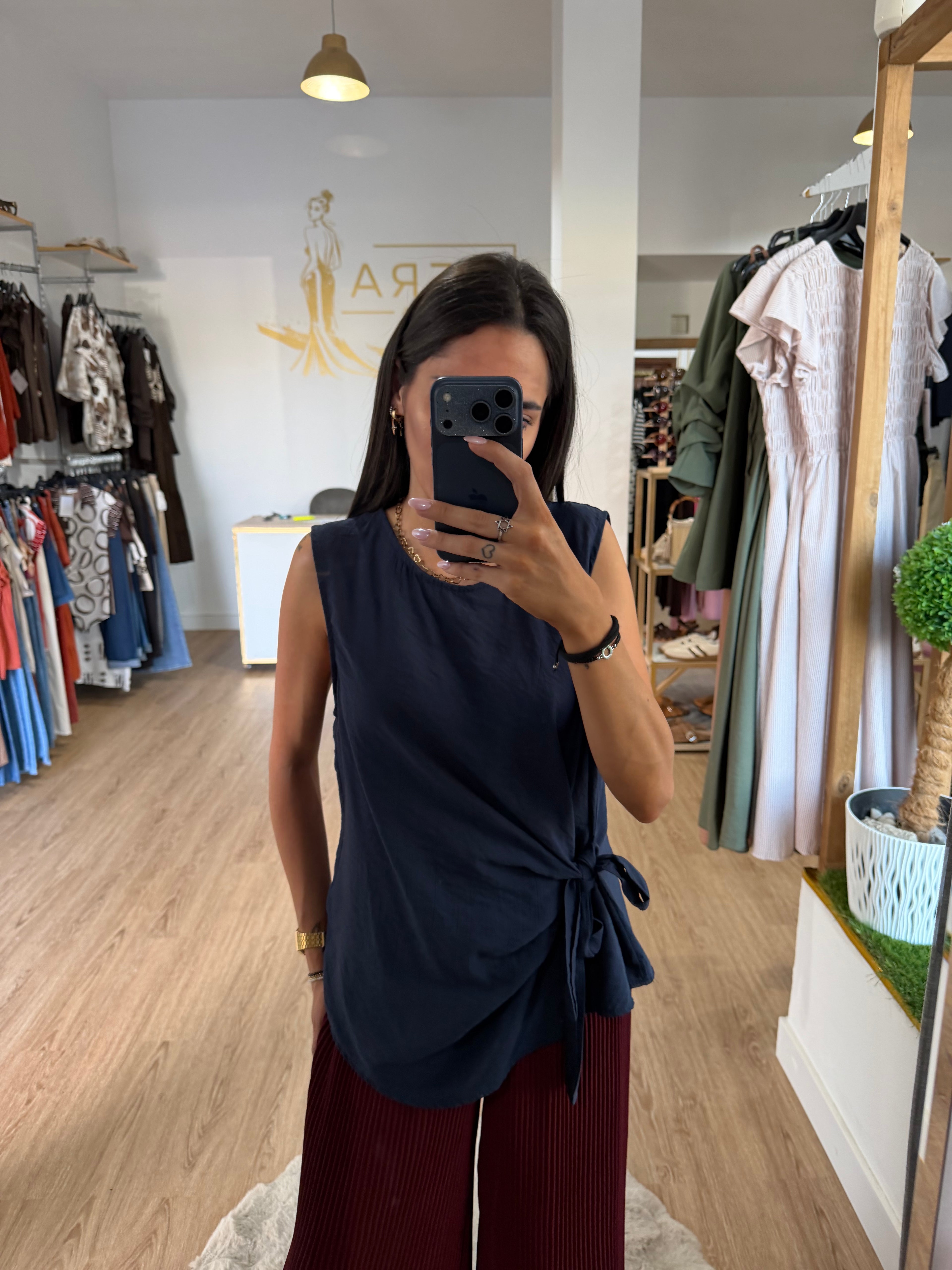 Blusa sin mangas con lazo lateral y corte cruzado / Top Fluido drapeado en cintura