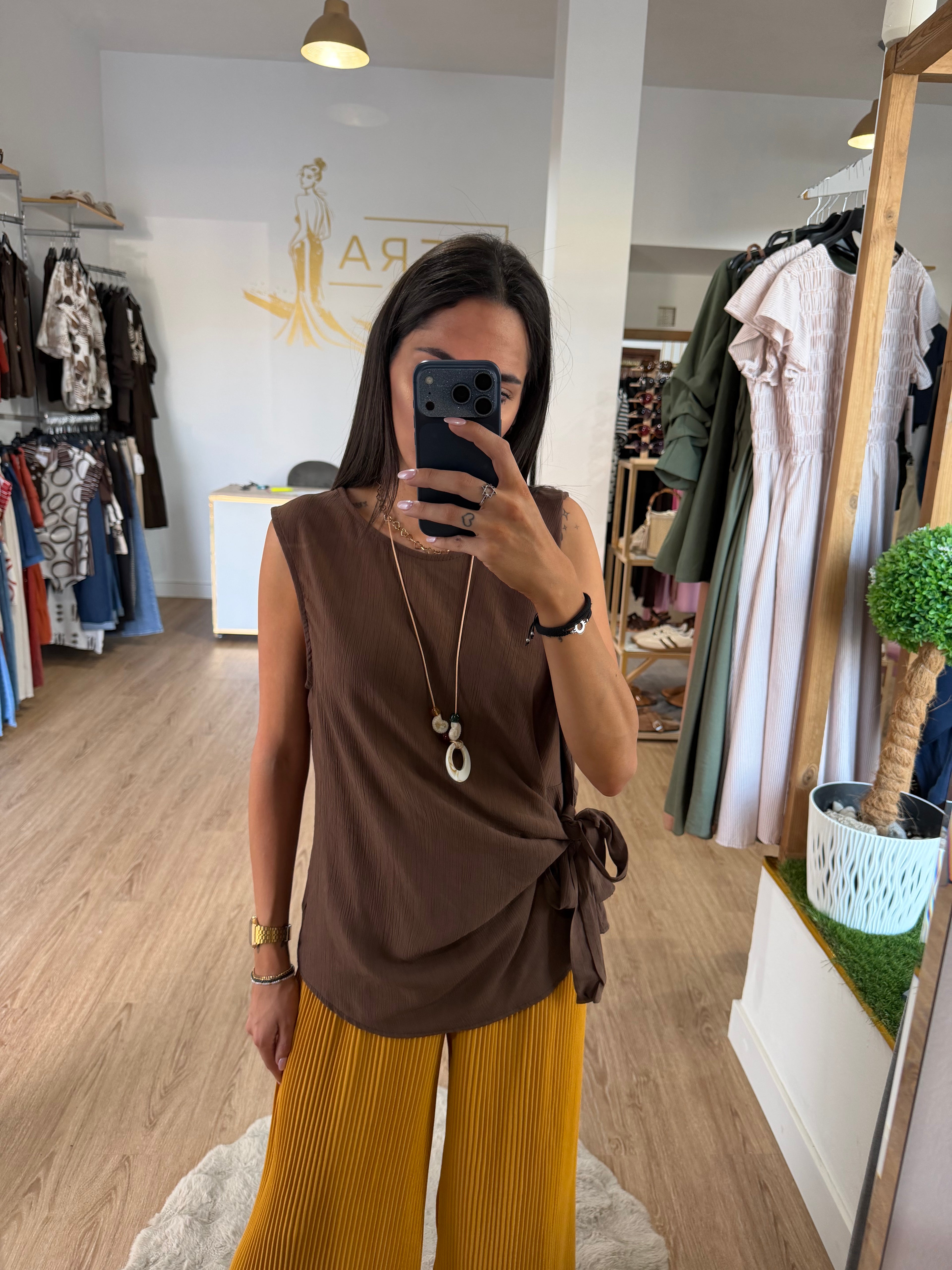 Blusa sin mangas con lazo lateral y corte cruzado / Top Fluido drapeado en cintura