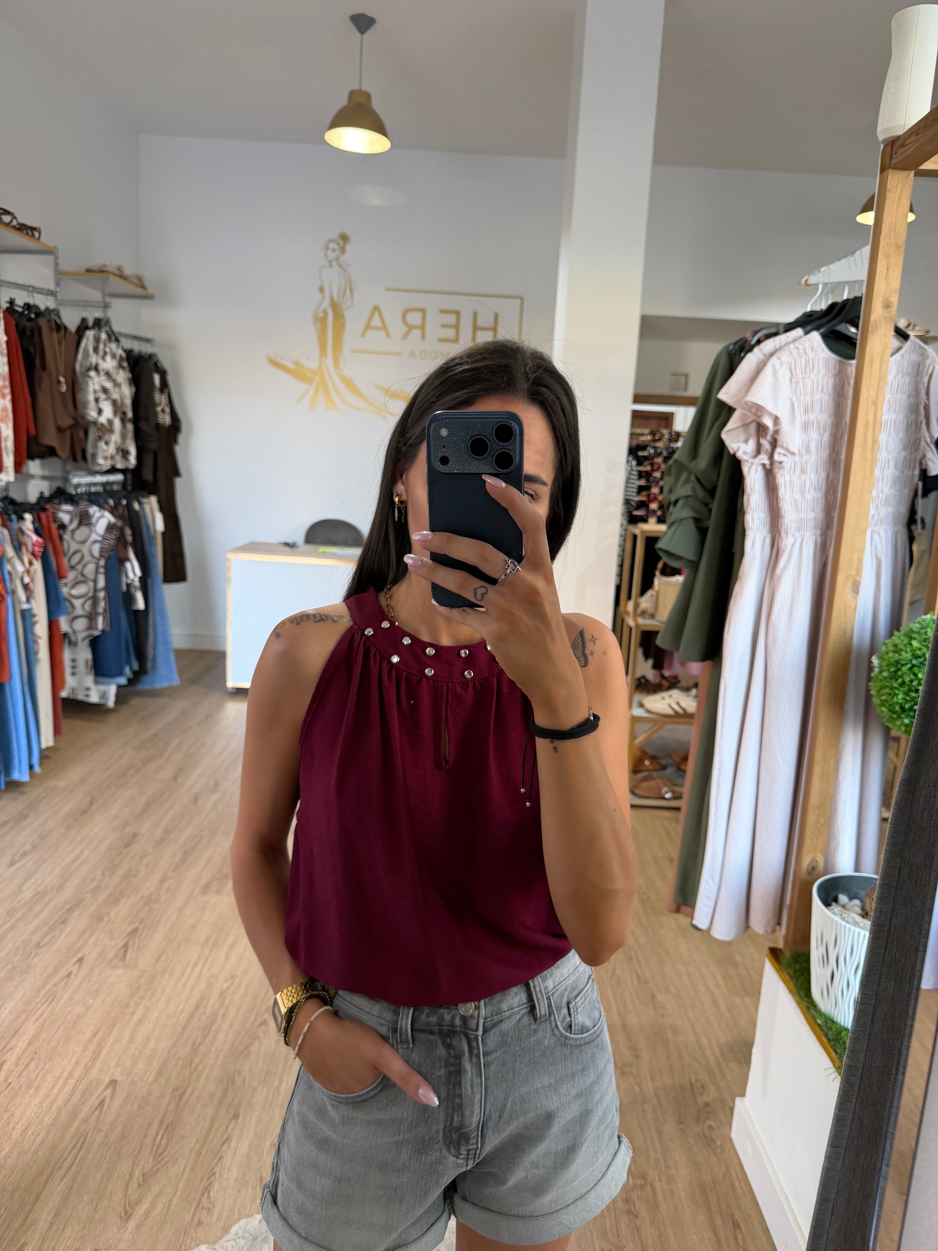 Top Fluido Halter con Tachuelas / Blusa Sofisticada sin mangas