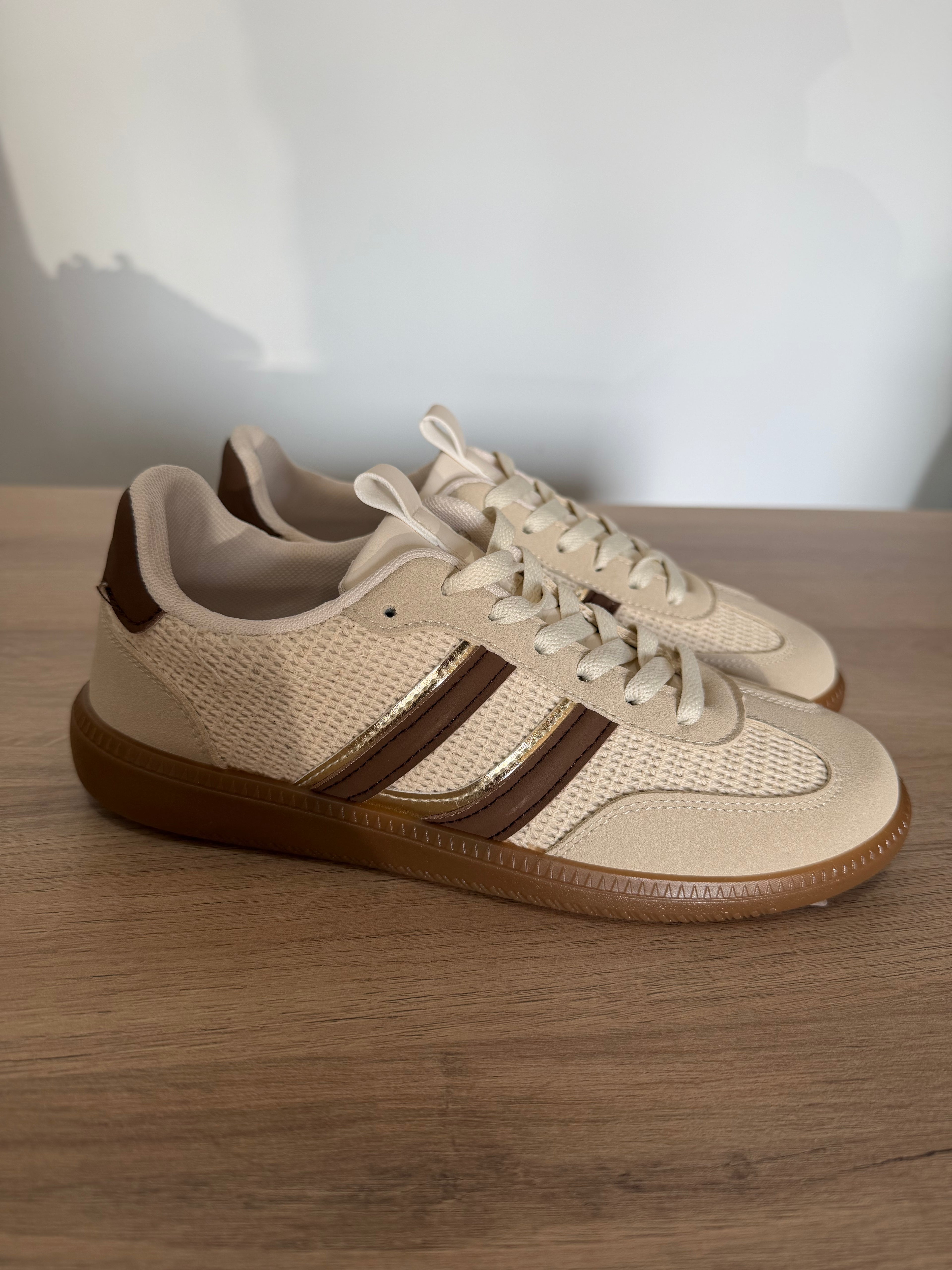 Zapatillas deportivas retro beige y café / Sneakers con rejilla y suela caramelo