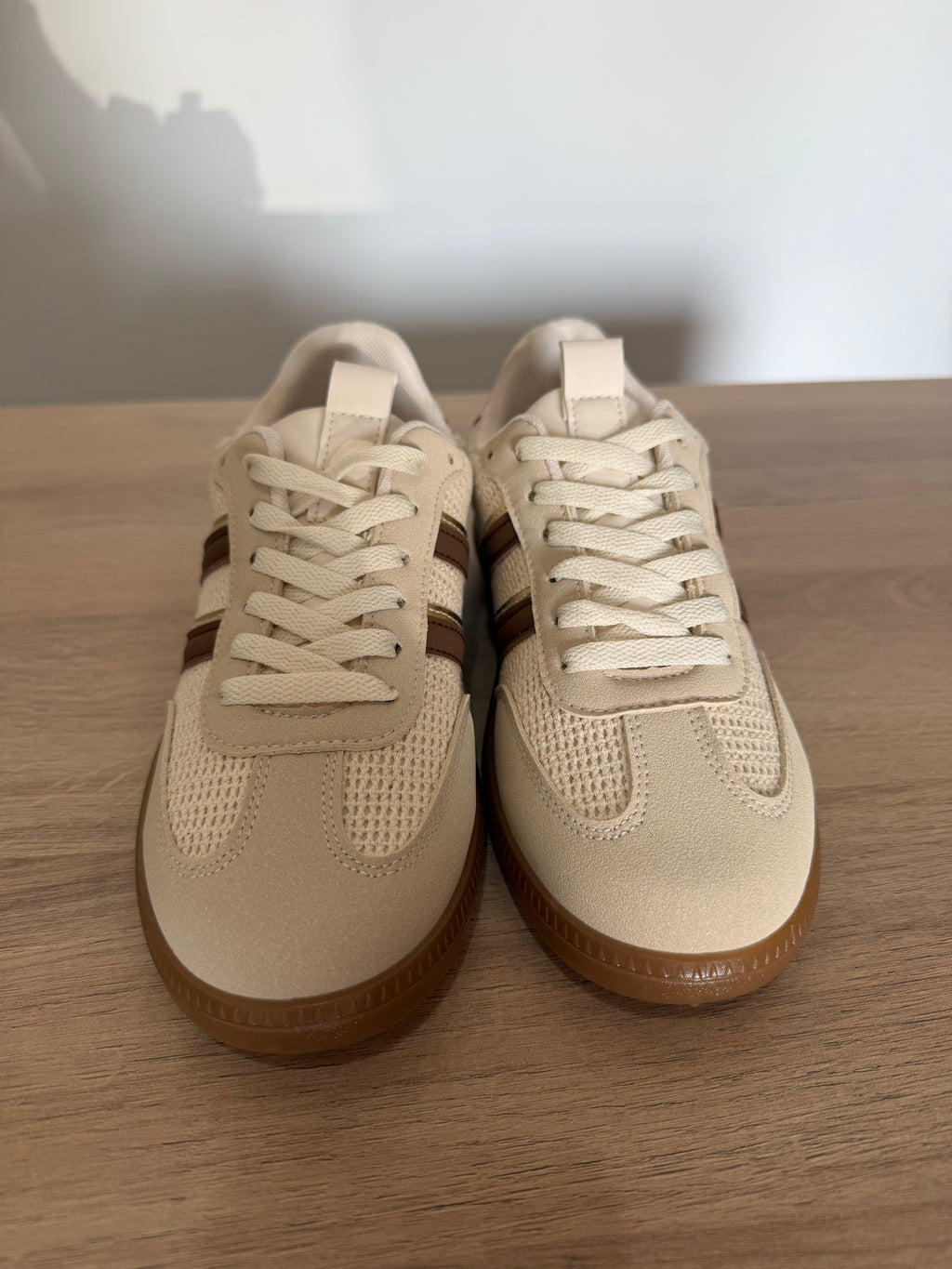 Zapatillas deportivas retro beige y café / Sneakers con rejilla y suela caramelo