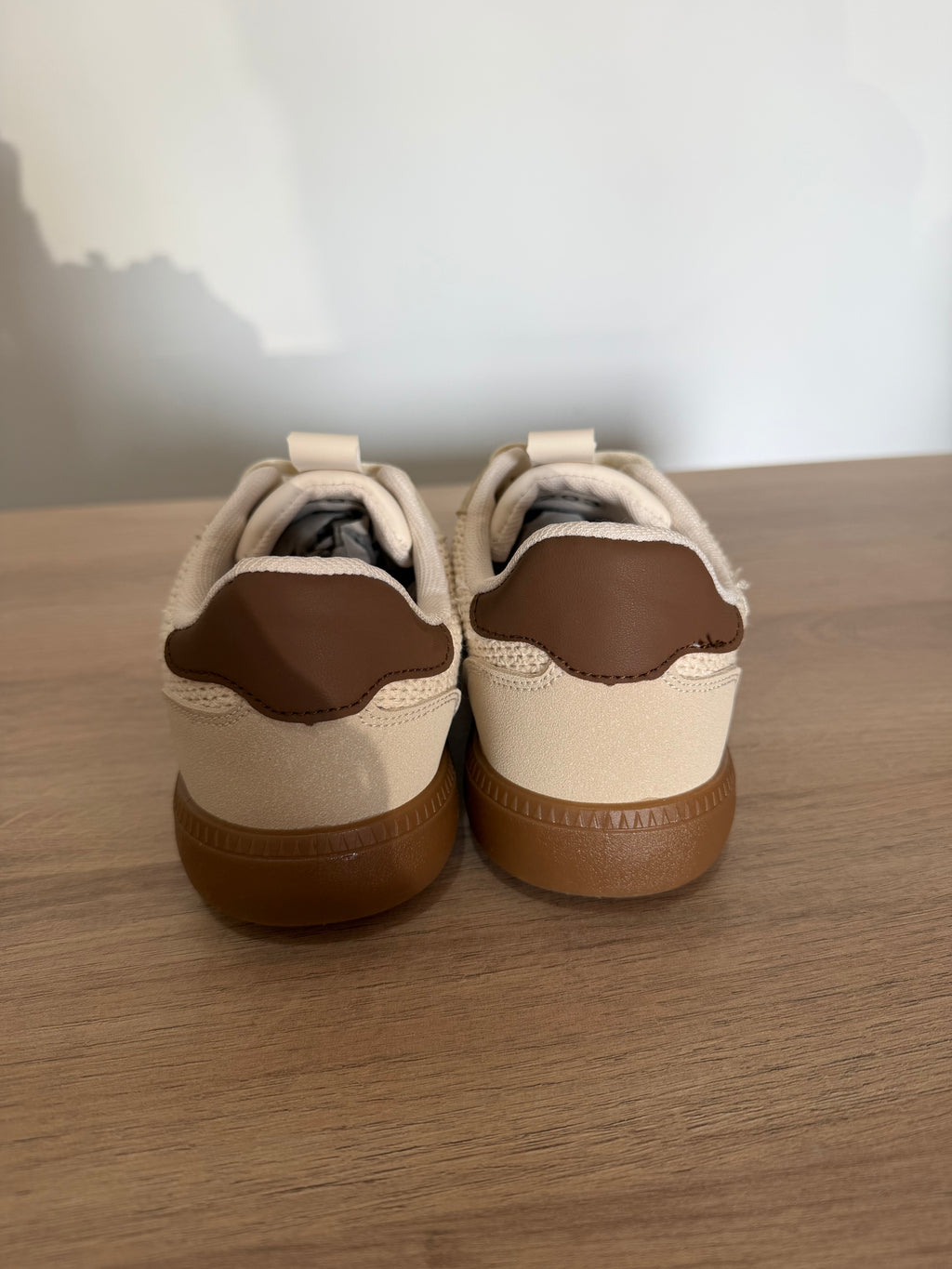 Zapatillas deportivas retro beige y café / Sneakers con rejilla y suela caramelo