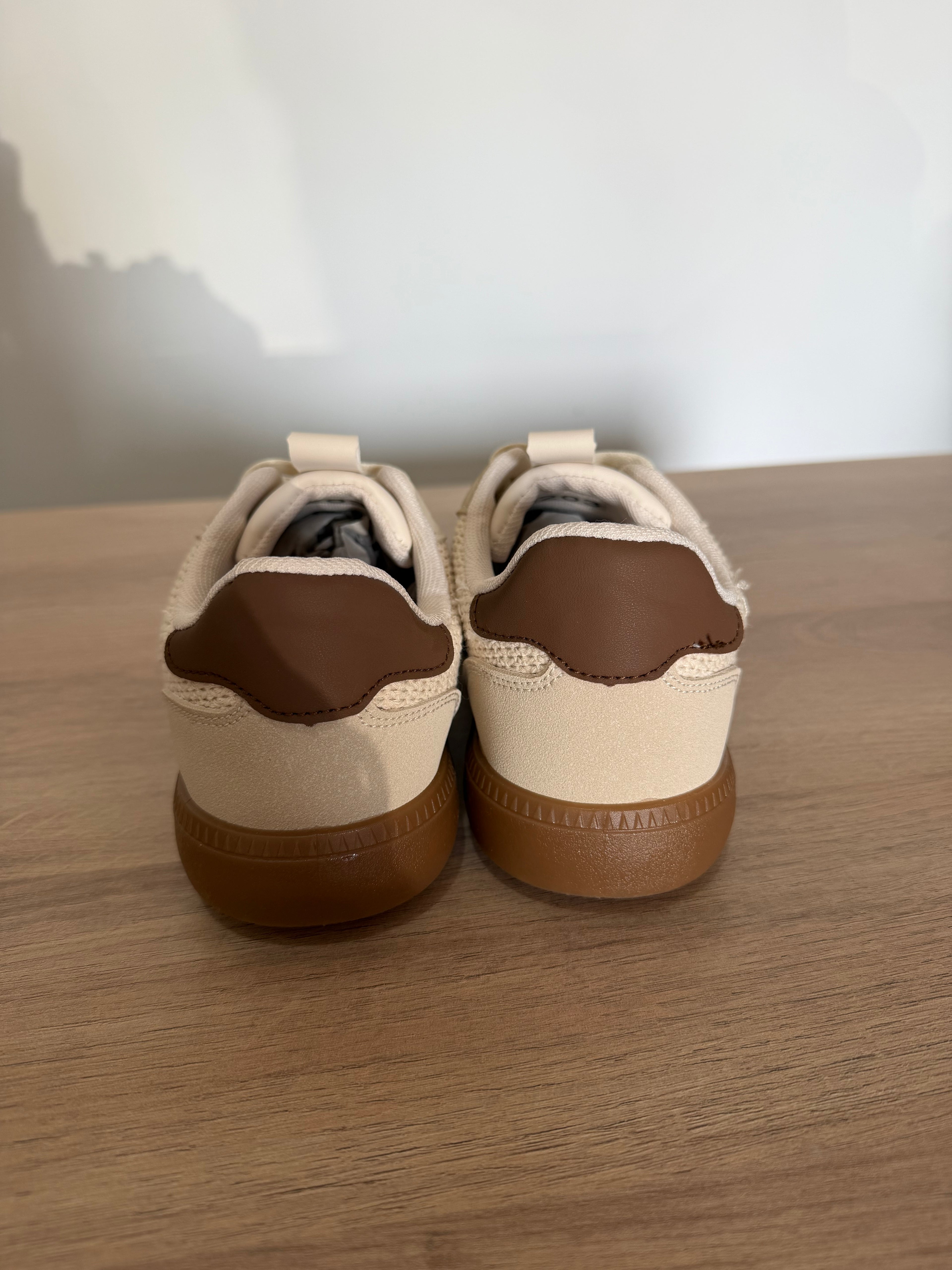 Zapatillas deportivas retro beige y café / Sneakers con rejilla y suela caramelo