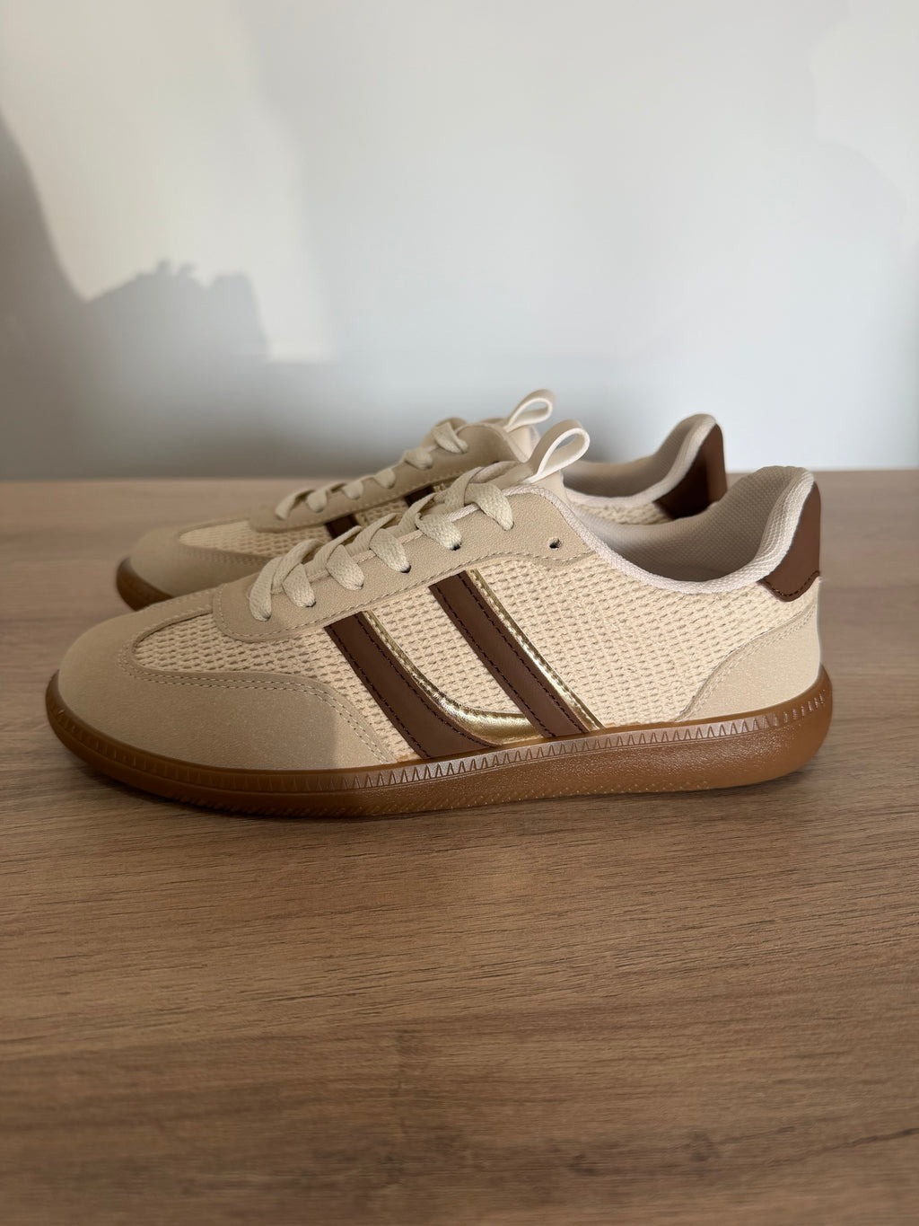 Zapatillas deportivas retro beige y café / Sneakers con rejilla y suela caramelo