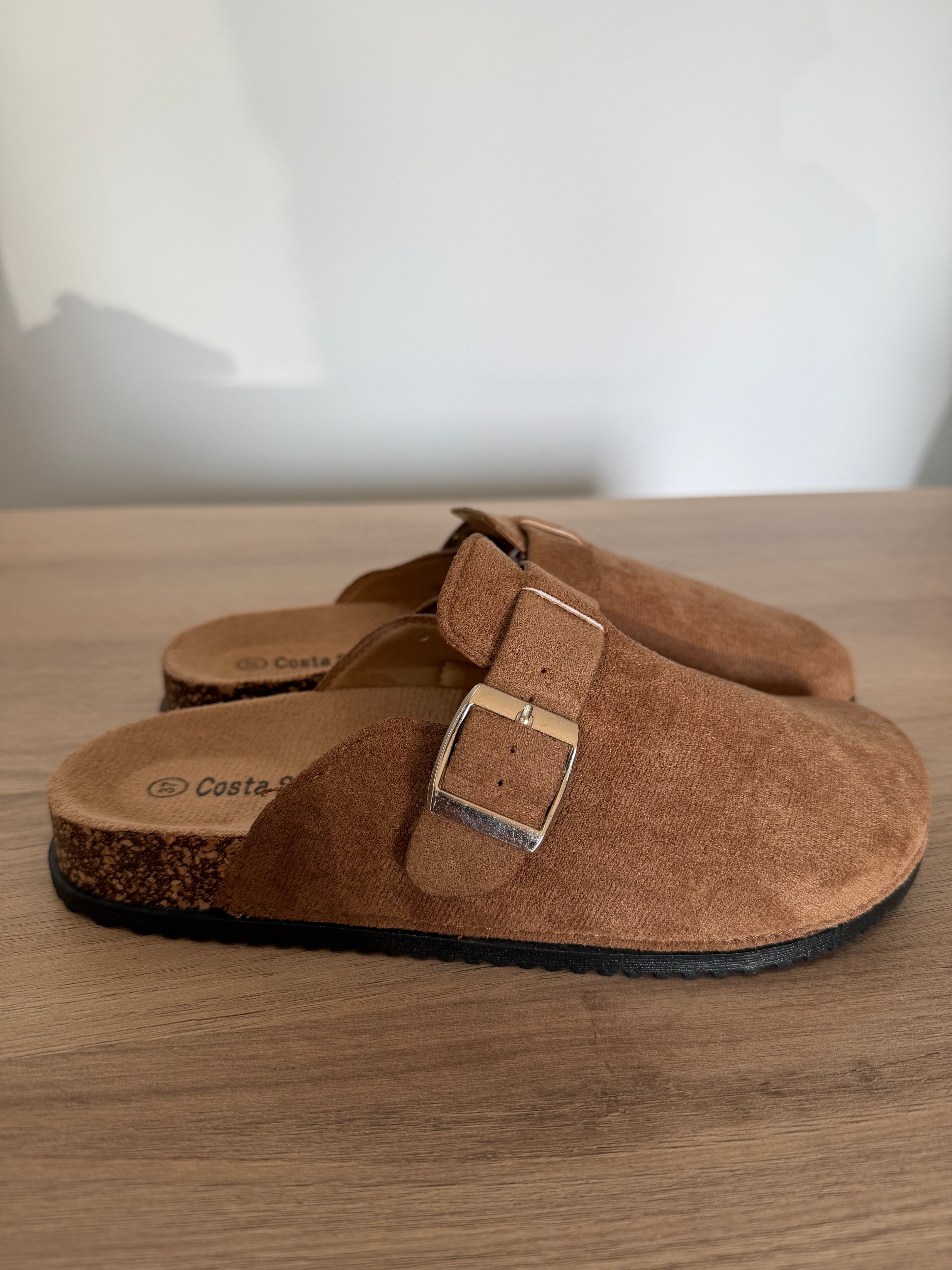 Zueco destalonado de ante con hebilla / Calzado comfy