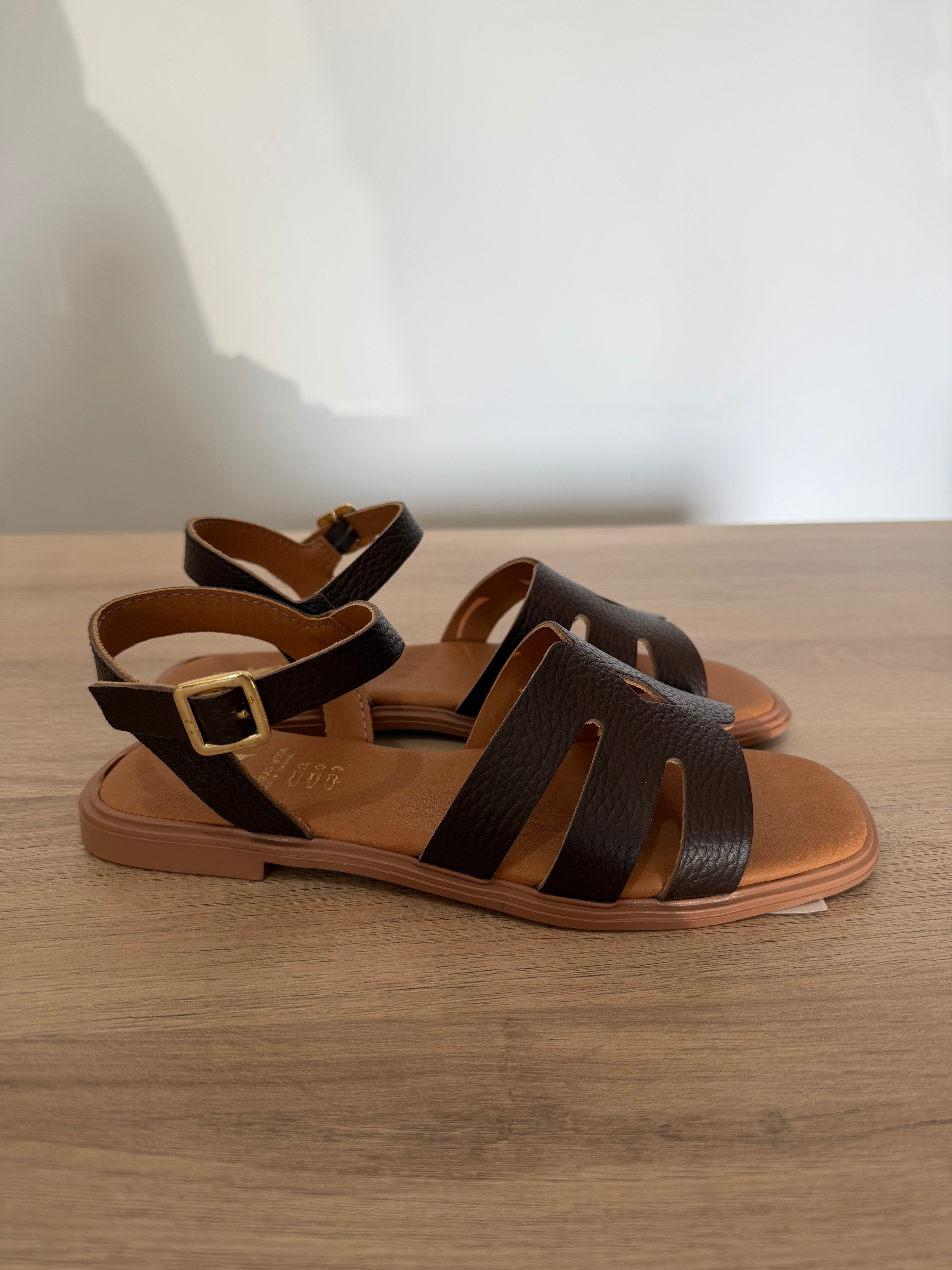 Sandalia plana de piel marrón chocolate / Sandalia tipo romana con pulsera