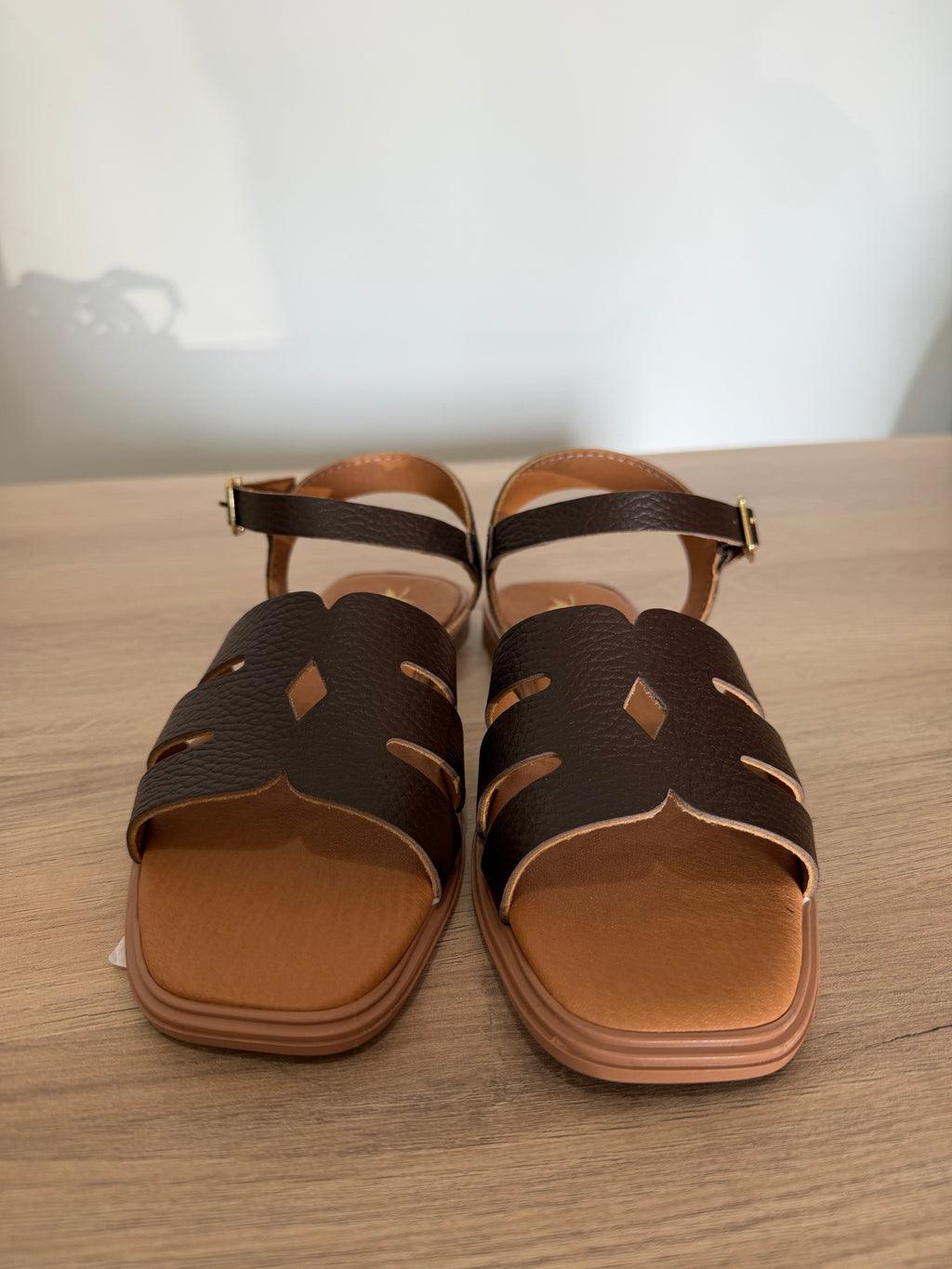 Sandalia plana de piel marrón chocolate / Sandalia tipo romana con pulsera