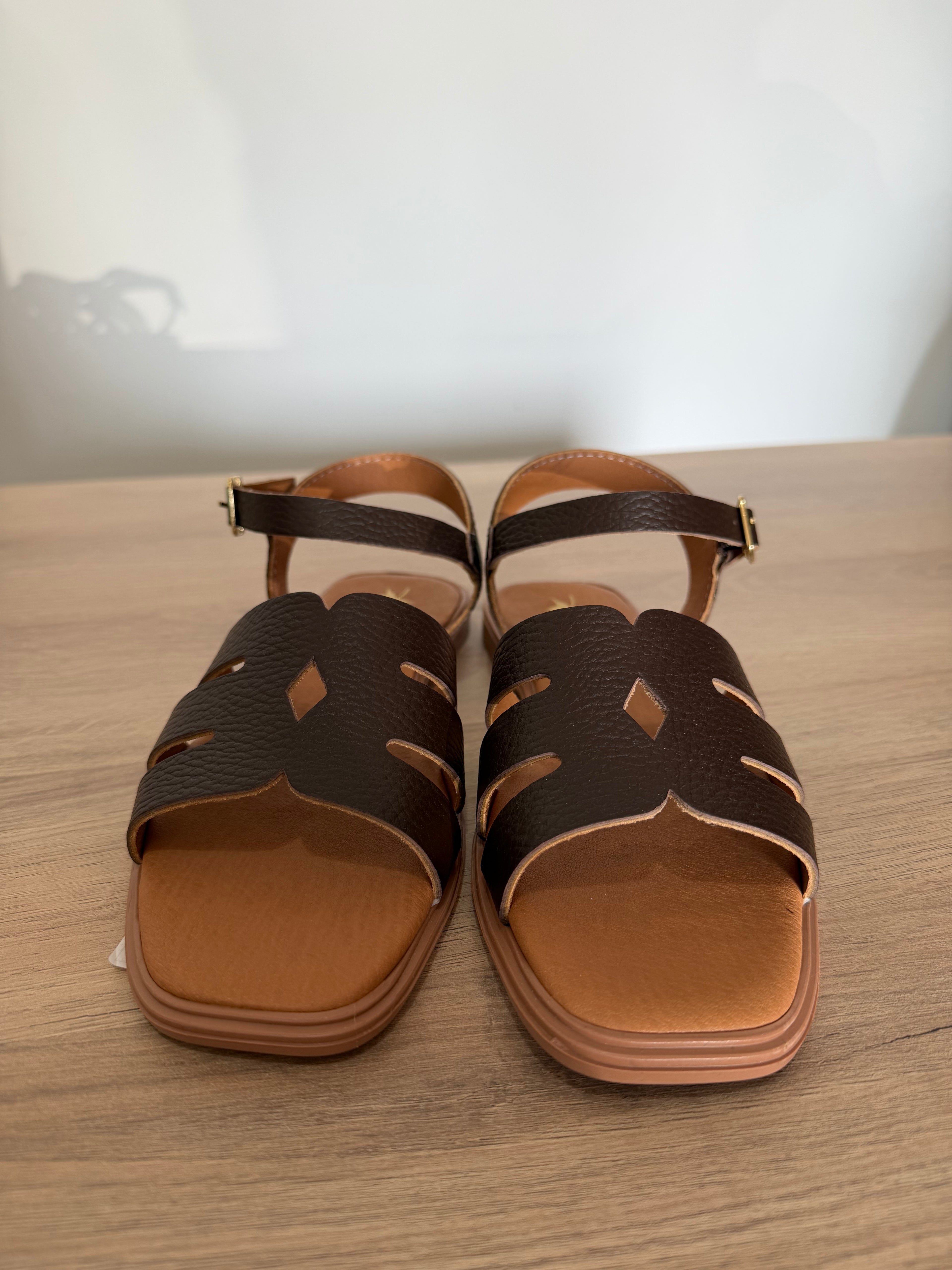 Sandalia plana de piel marrón chocolate / Sandalia tipo romana con pulsera