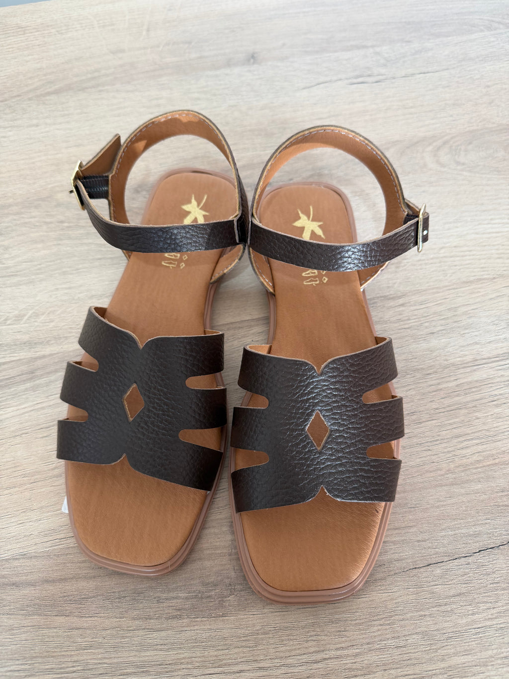 Sandalia plana de piel marrón chocolate / Sandalia tipo romana con pulsera