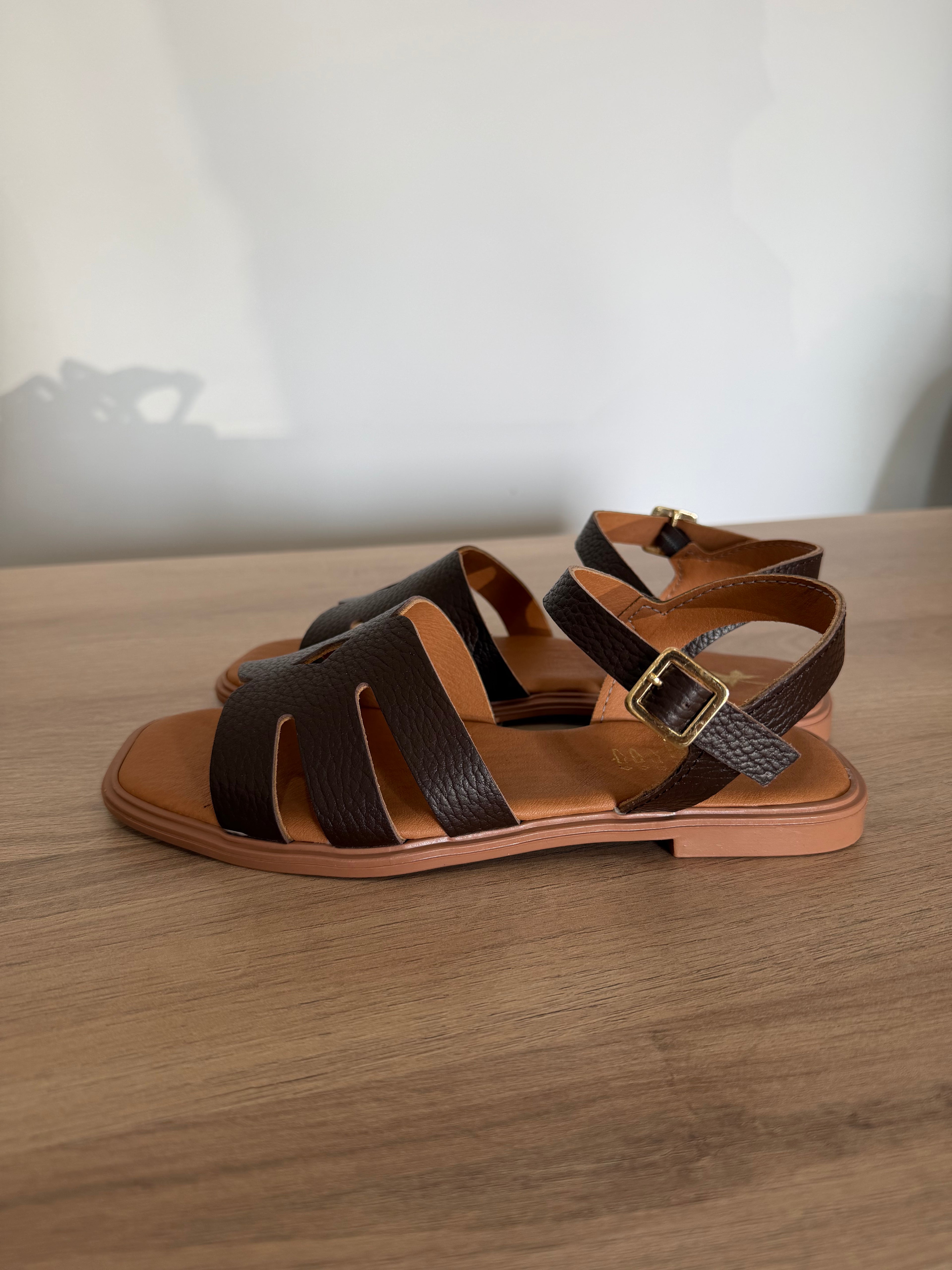 Sandalia plana de piel marrón chocolate / Sandalia tipo romana con pulsera