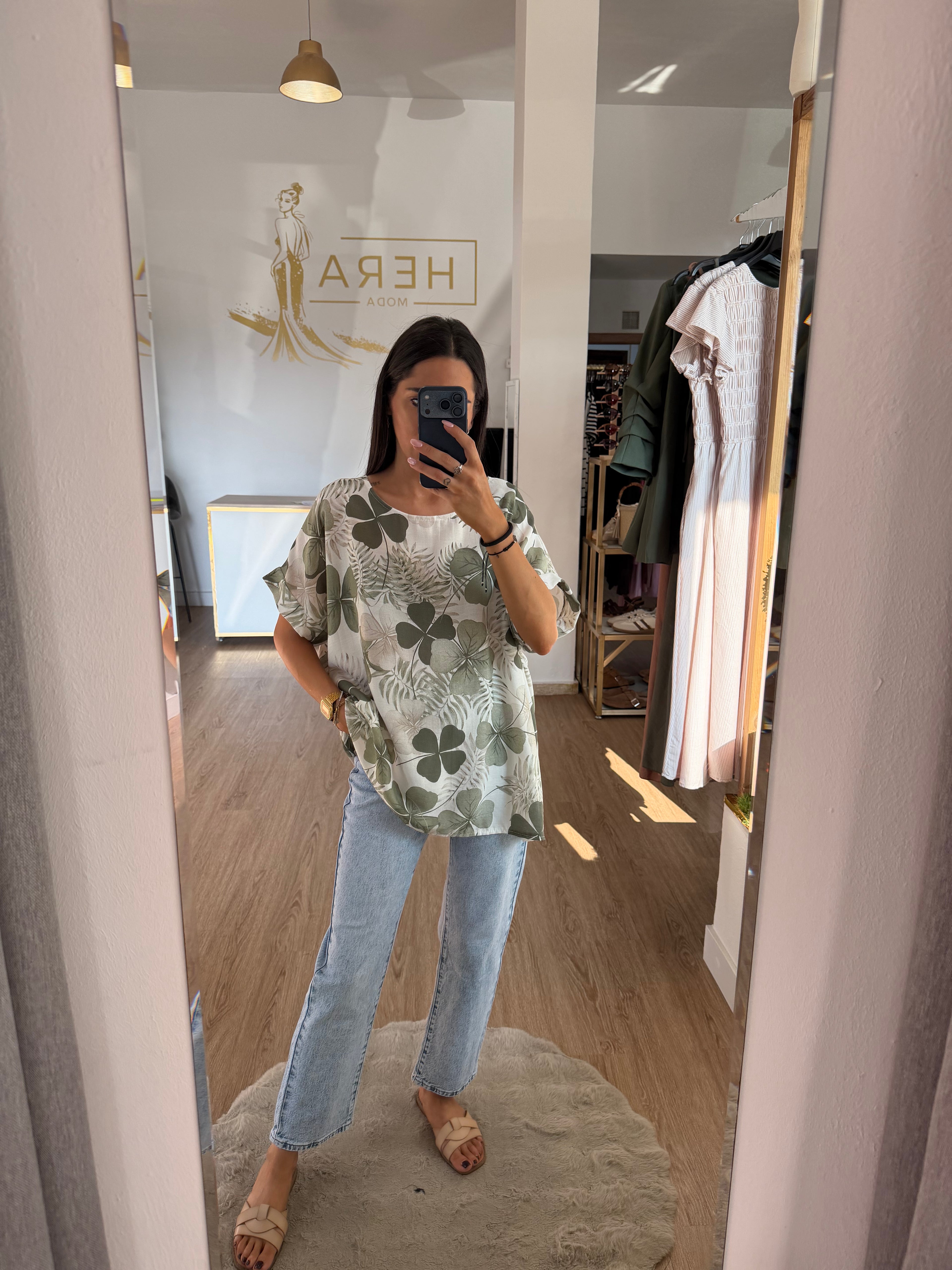 Blusa oversize Fluida estampado trébol / Top manga corta Holgado