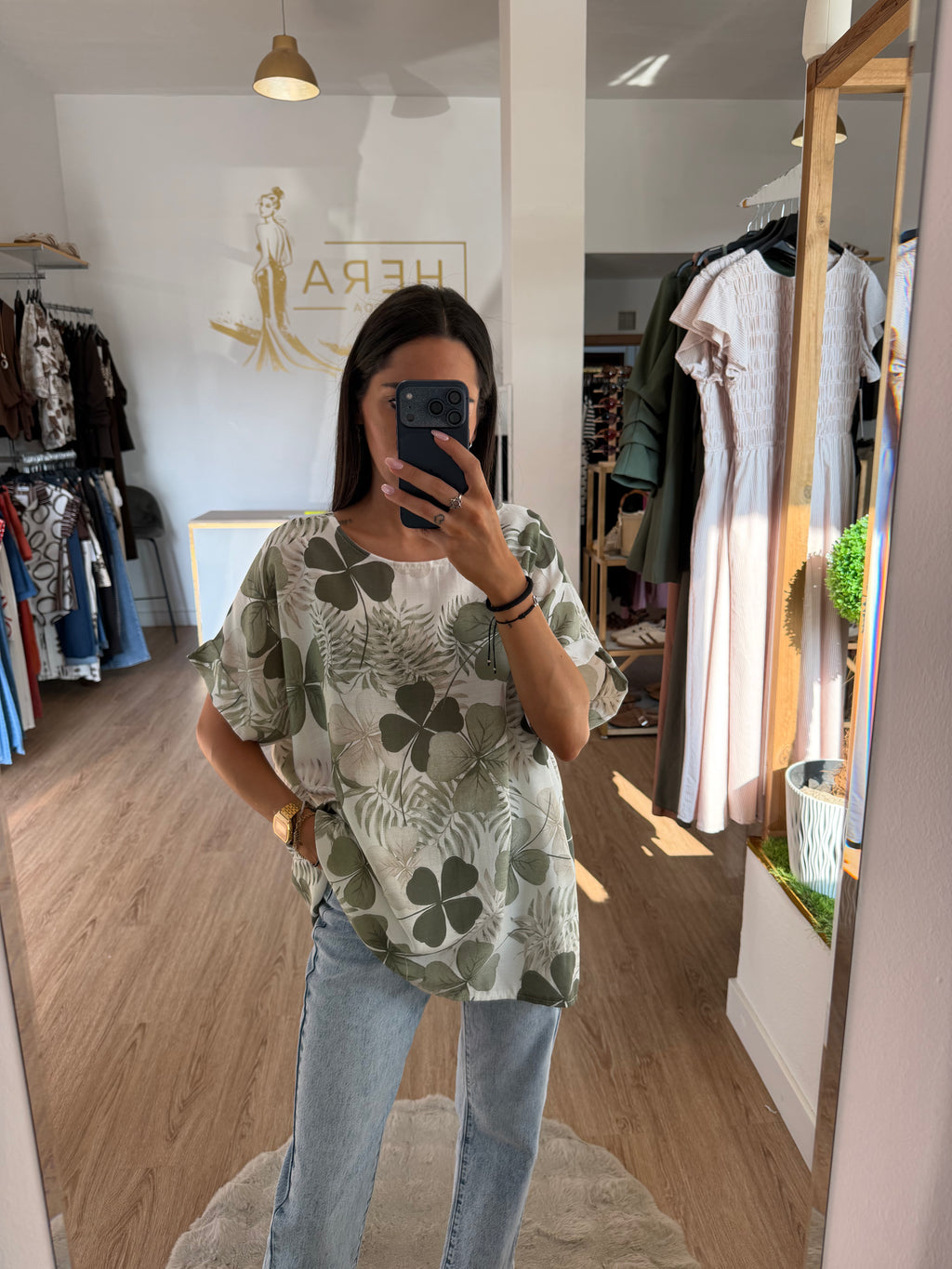 Blusa oversize Fluida estampado trébol / Top manga corta Holgado