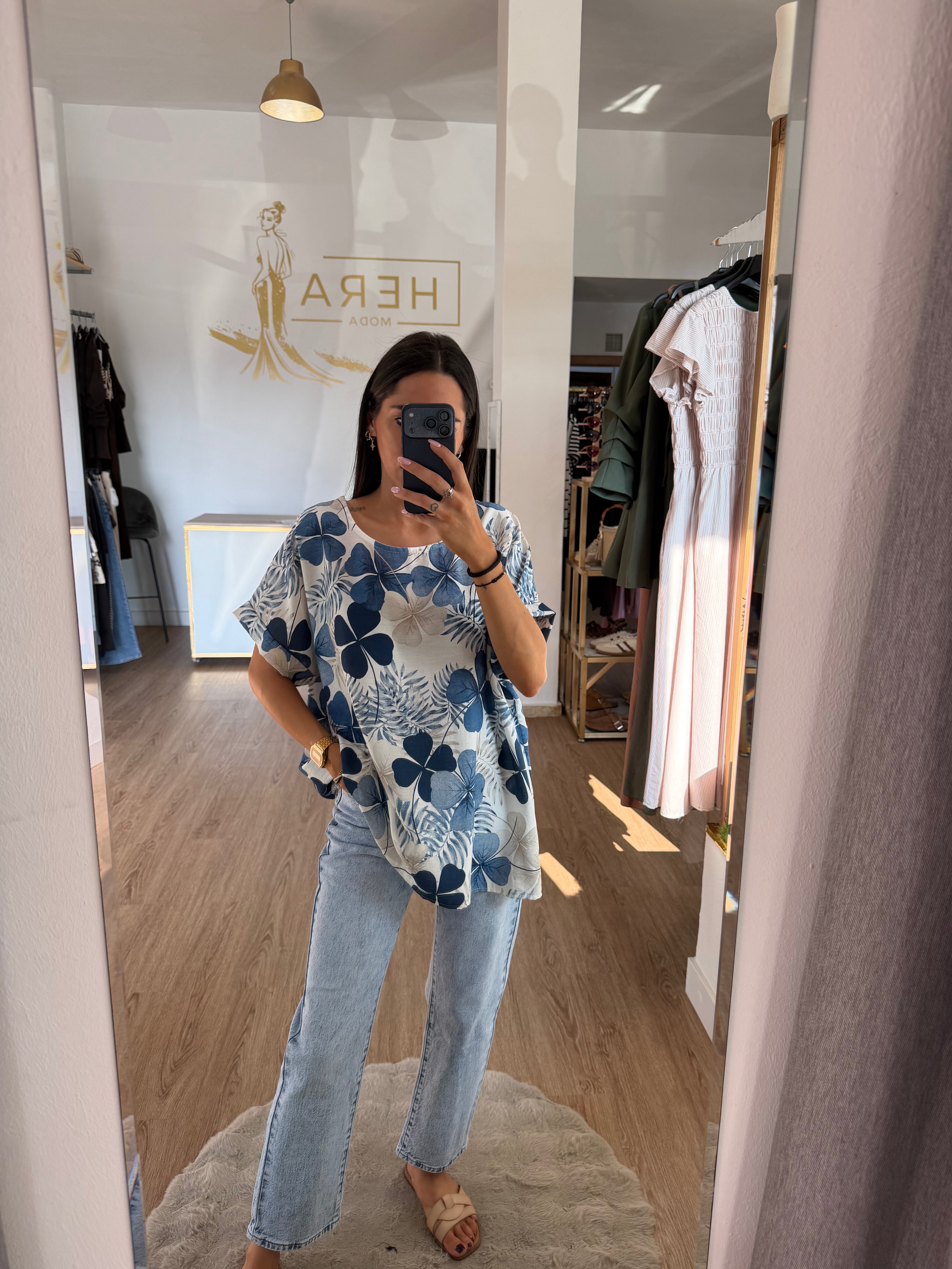 Blusa oversize Fluida estampado trébol / Top manga corta Holgado