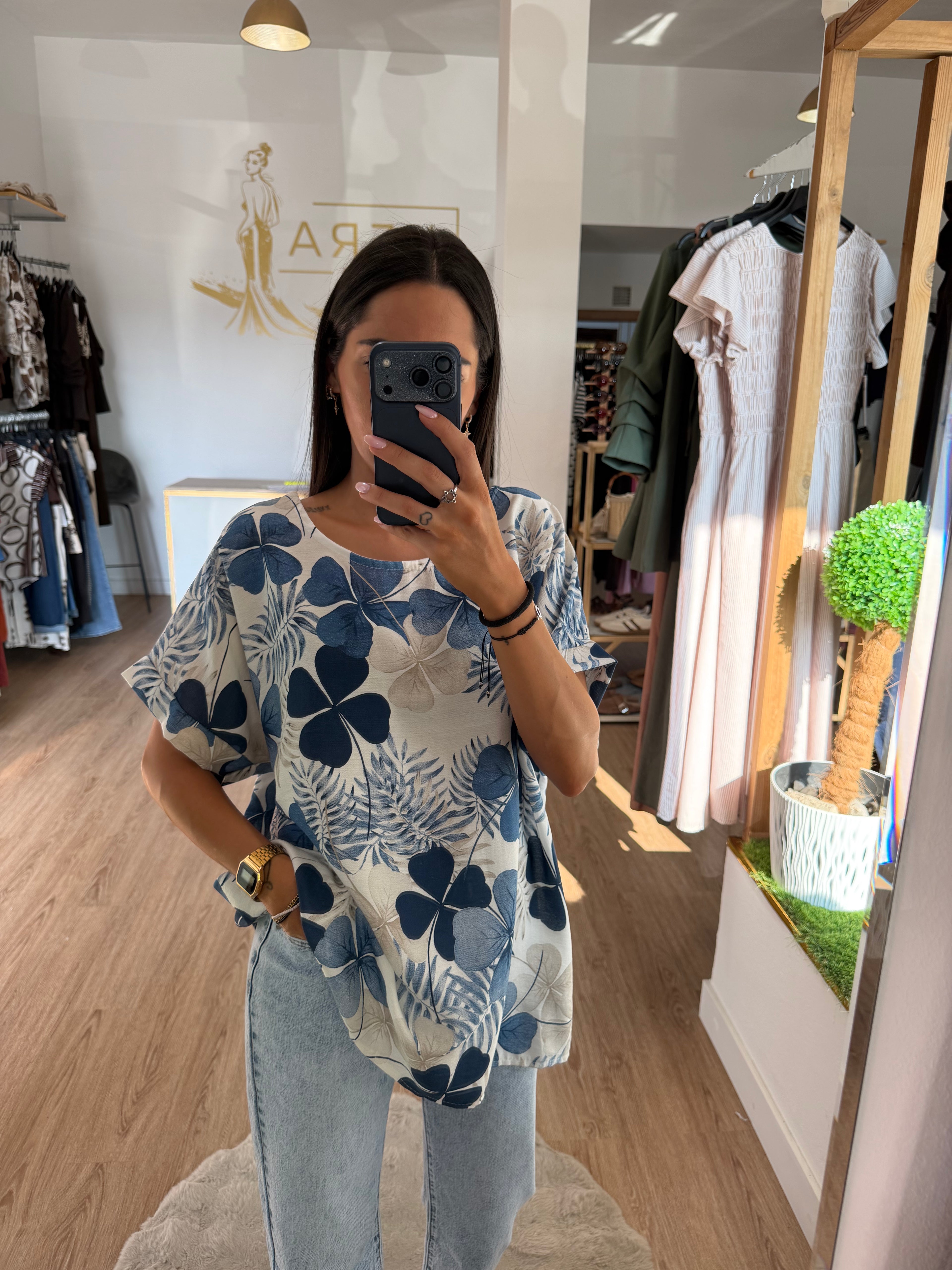Blusa oversize Fluida estampado trébol / Top manga corta Holgado