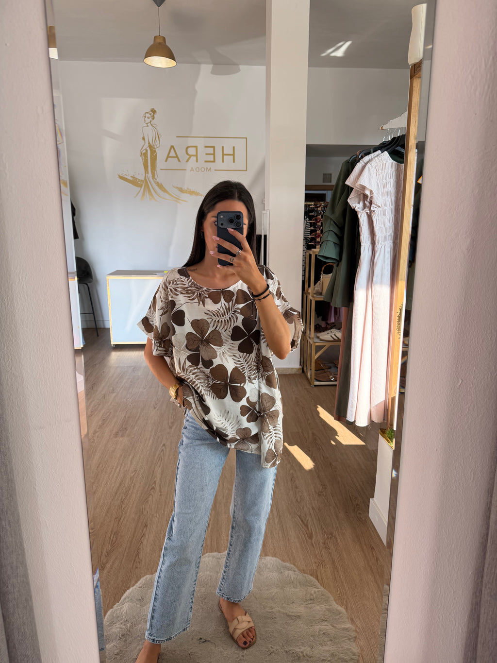 Blusa oversize Fluida estampado trébol / Top manga corta Holgado