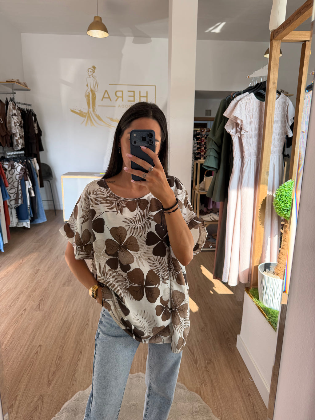 Blusa oversize Fluida estampado trébol / Top manga corta Holgado
