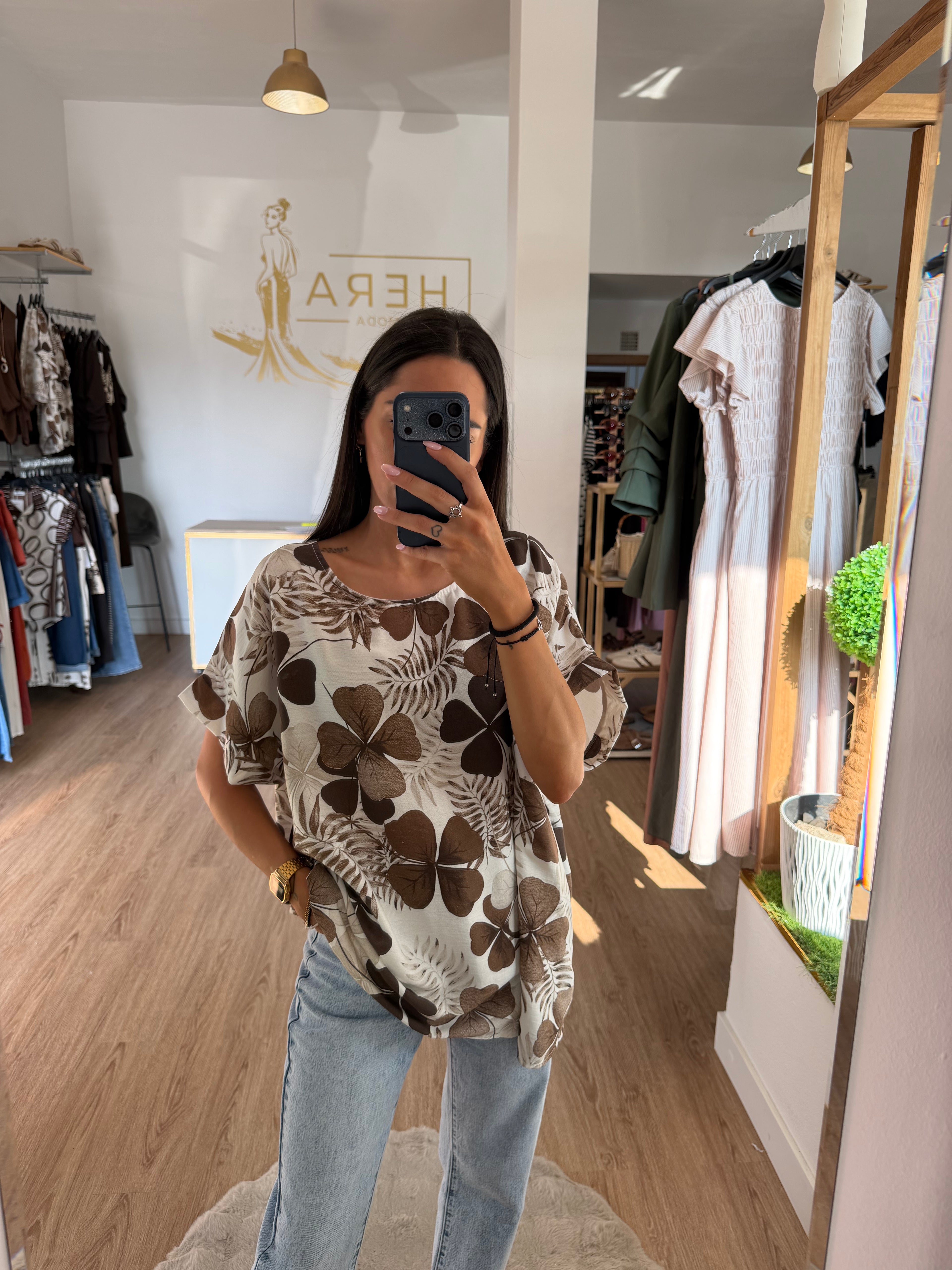 Blusa oversize Fluida estampado trébol / Top manga corta Holgado