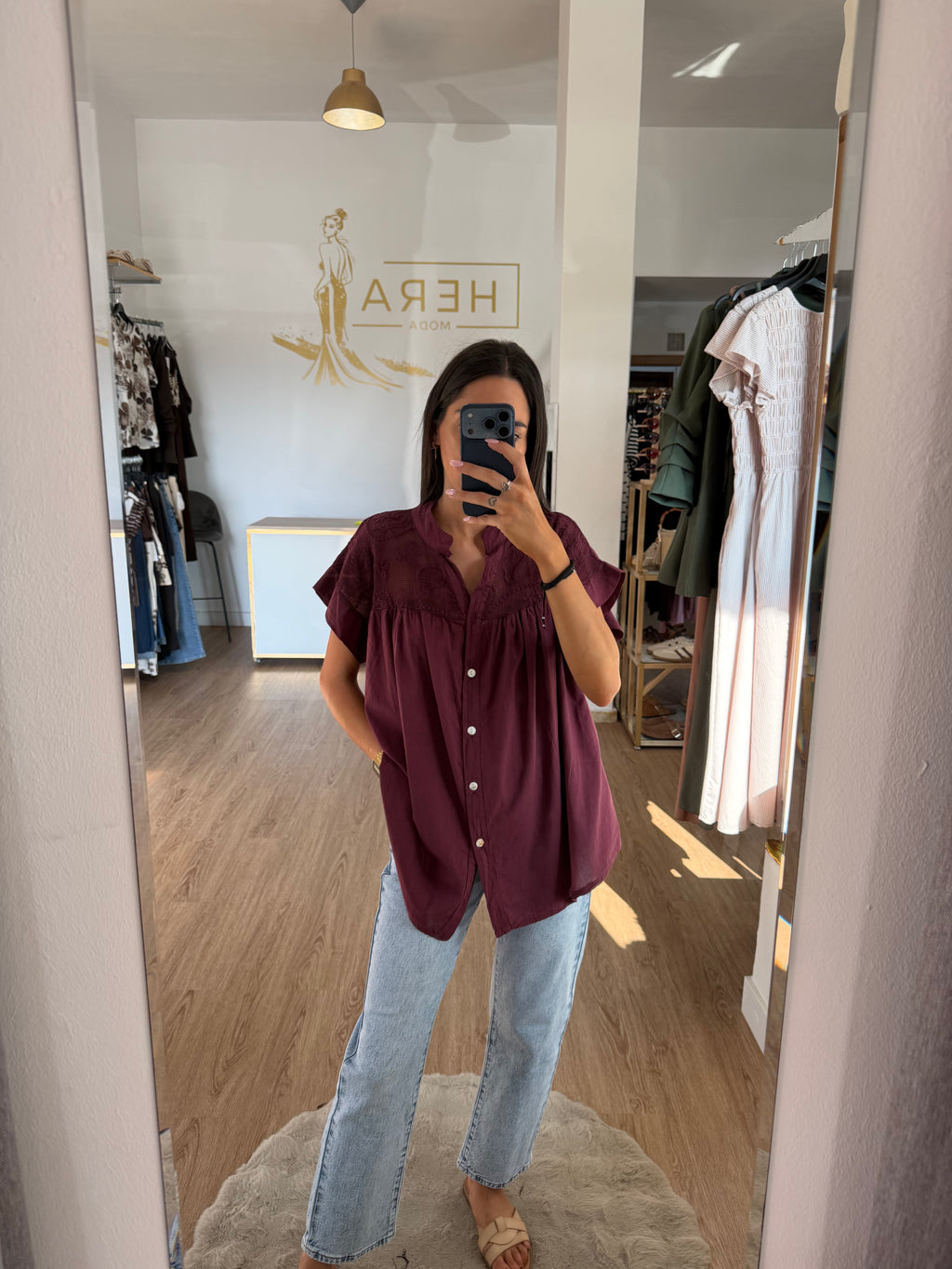 Blusa fluida boho con bordado y volantes / Camisa con botones burdeos