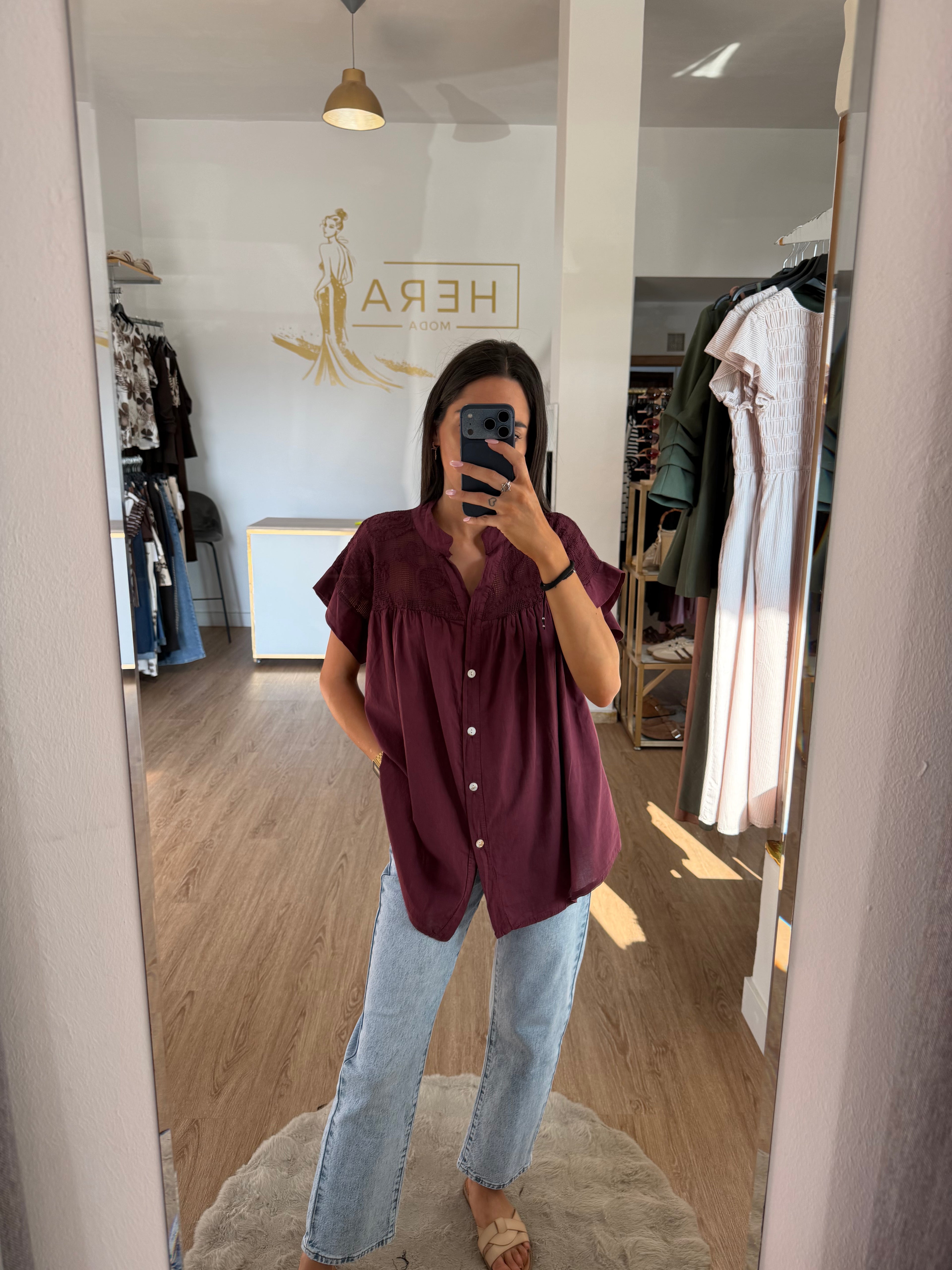 Blusa fluida boho con bordado y volantes / Camisa con botones burdeos