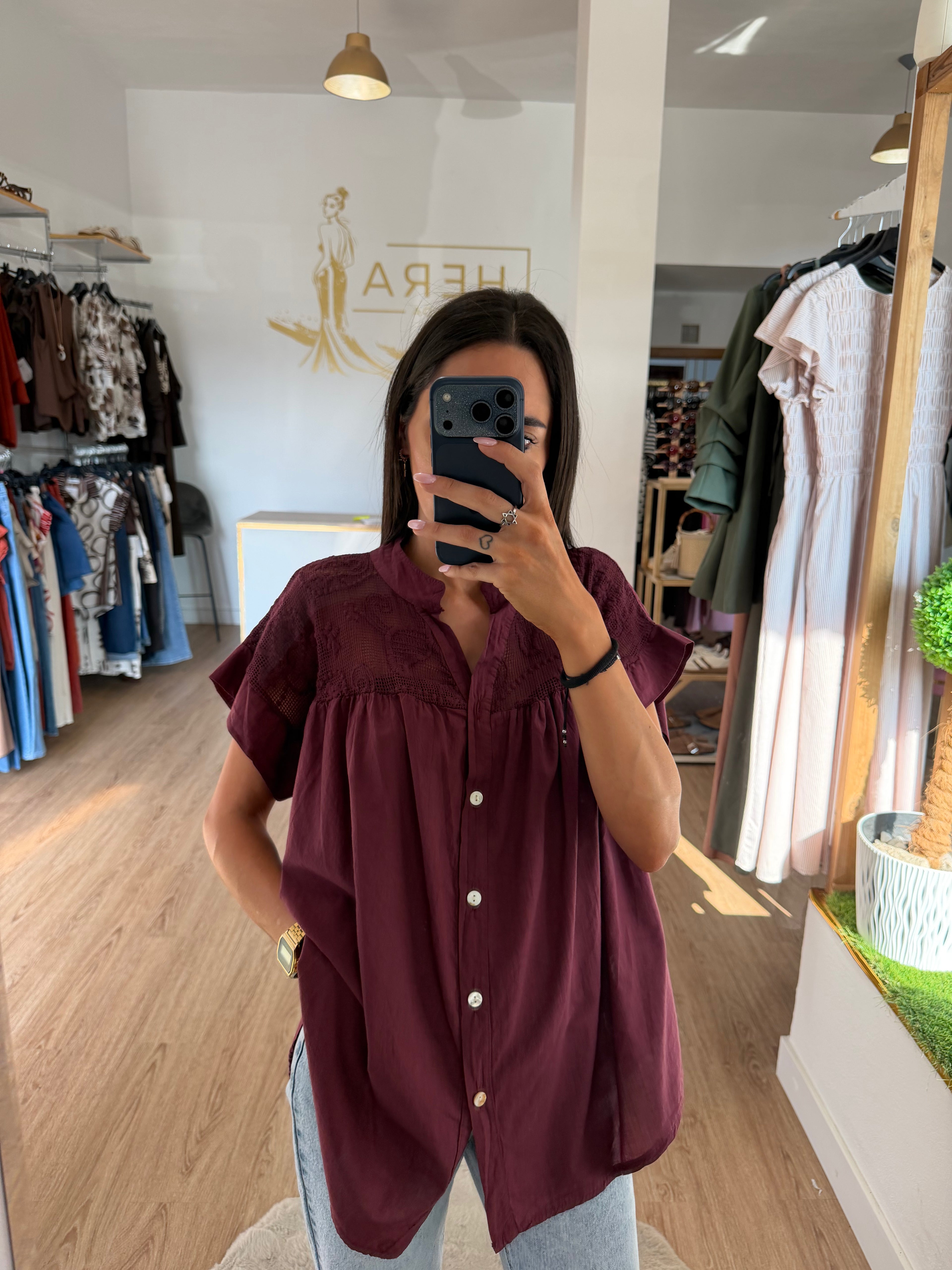 Blusa fluida boho con bordado y volantes / Camisa con botones burdeos