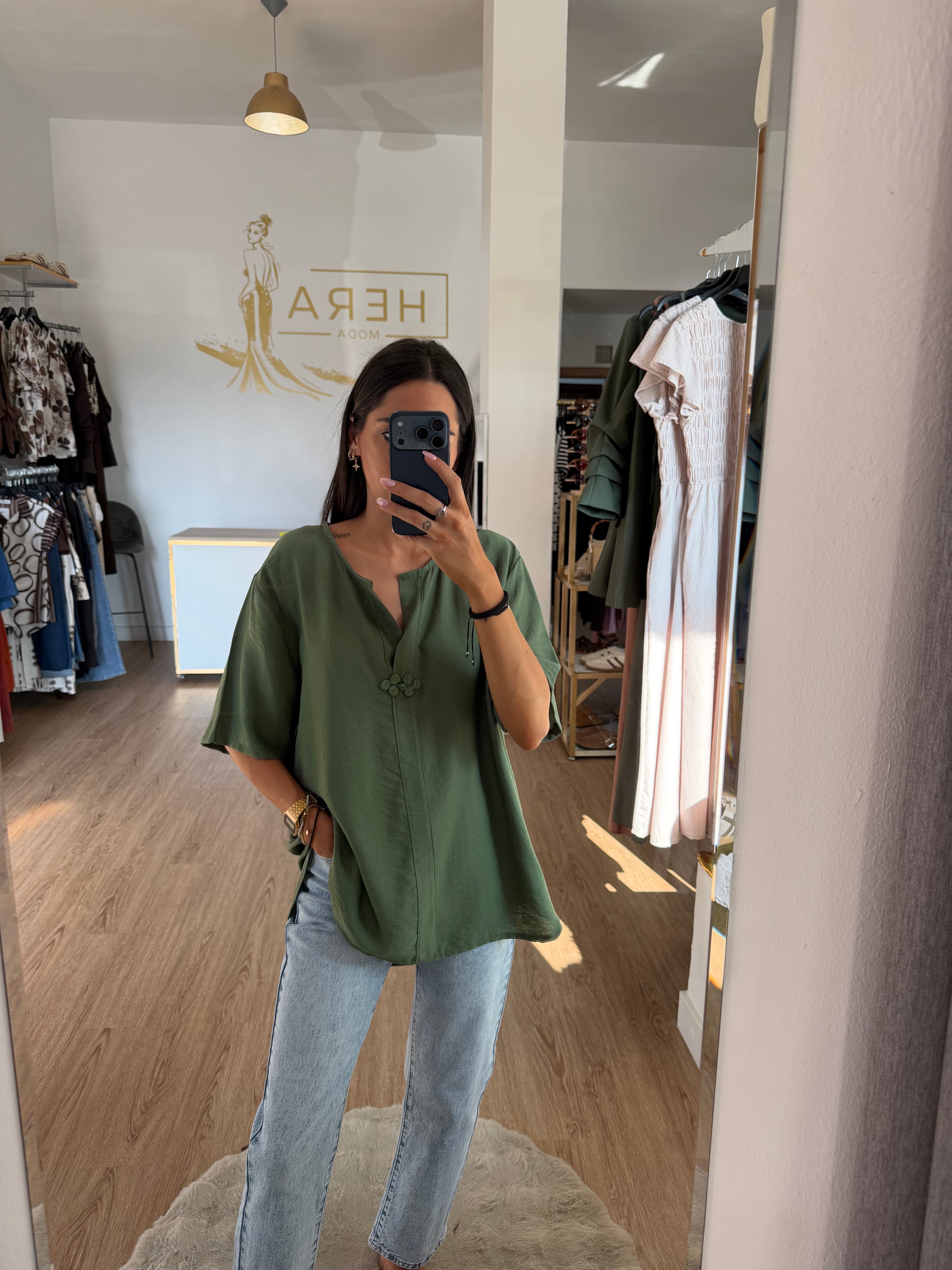 Blusa oversize fluida estilo oriental con botón de nudo / Top manga corta holgado