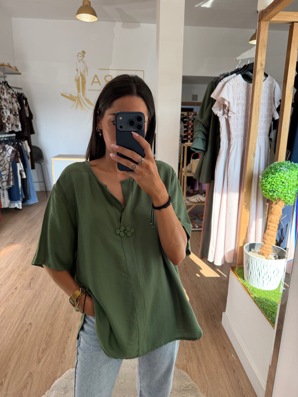 Blusa oversize fluida estilo oriental con botón de nudo / Top manga corta holgado