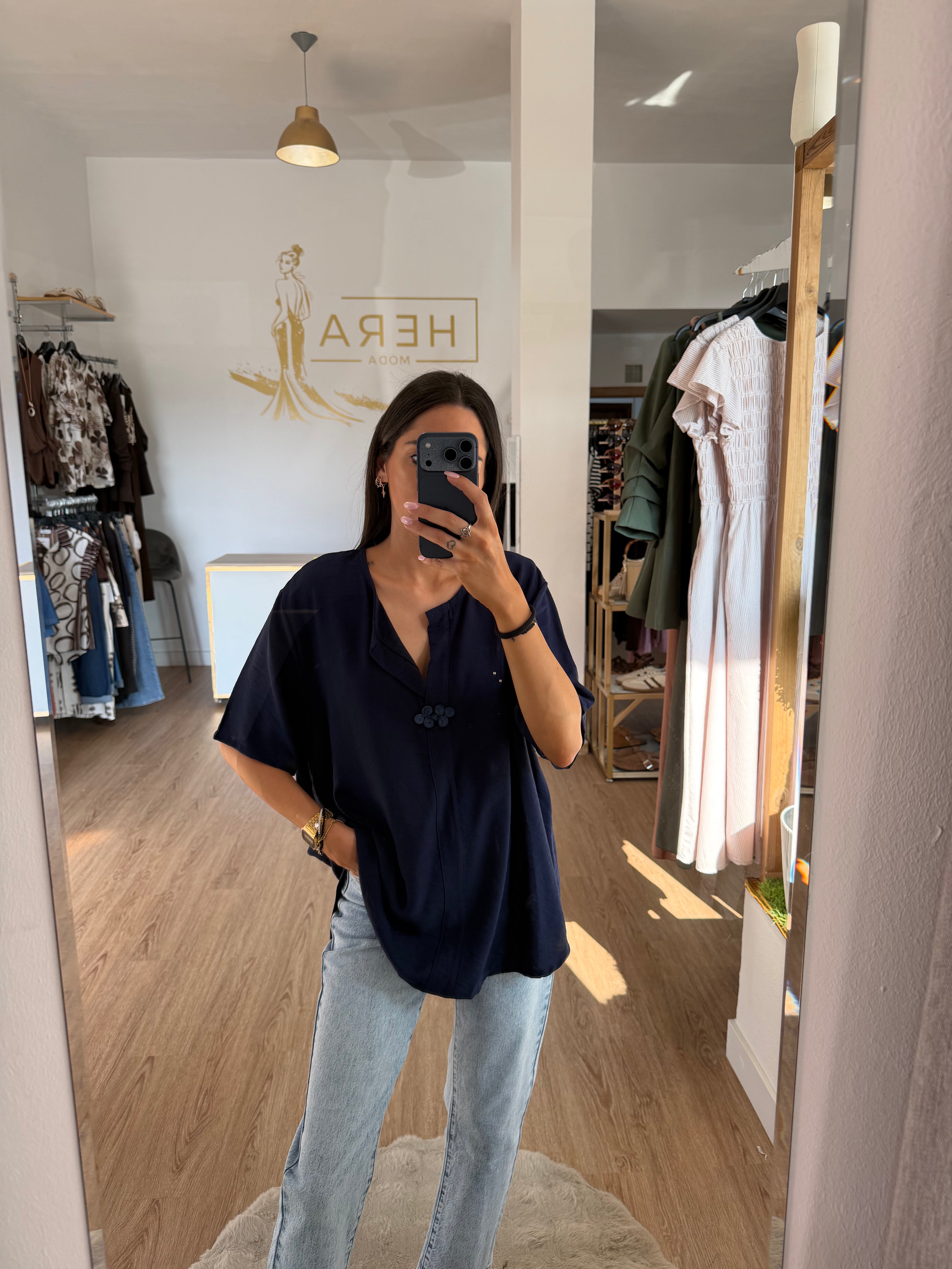 Blusa oversize fluida estilo oriental con botón de nudo / Top manga corta holgado