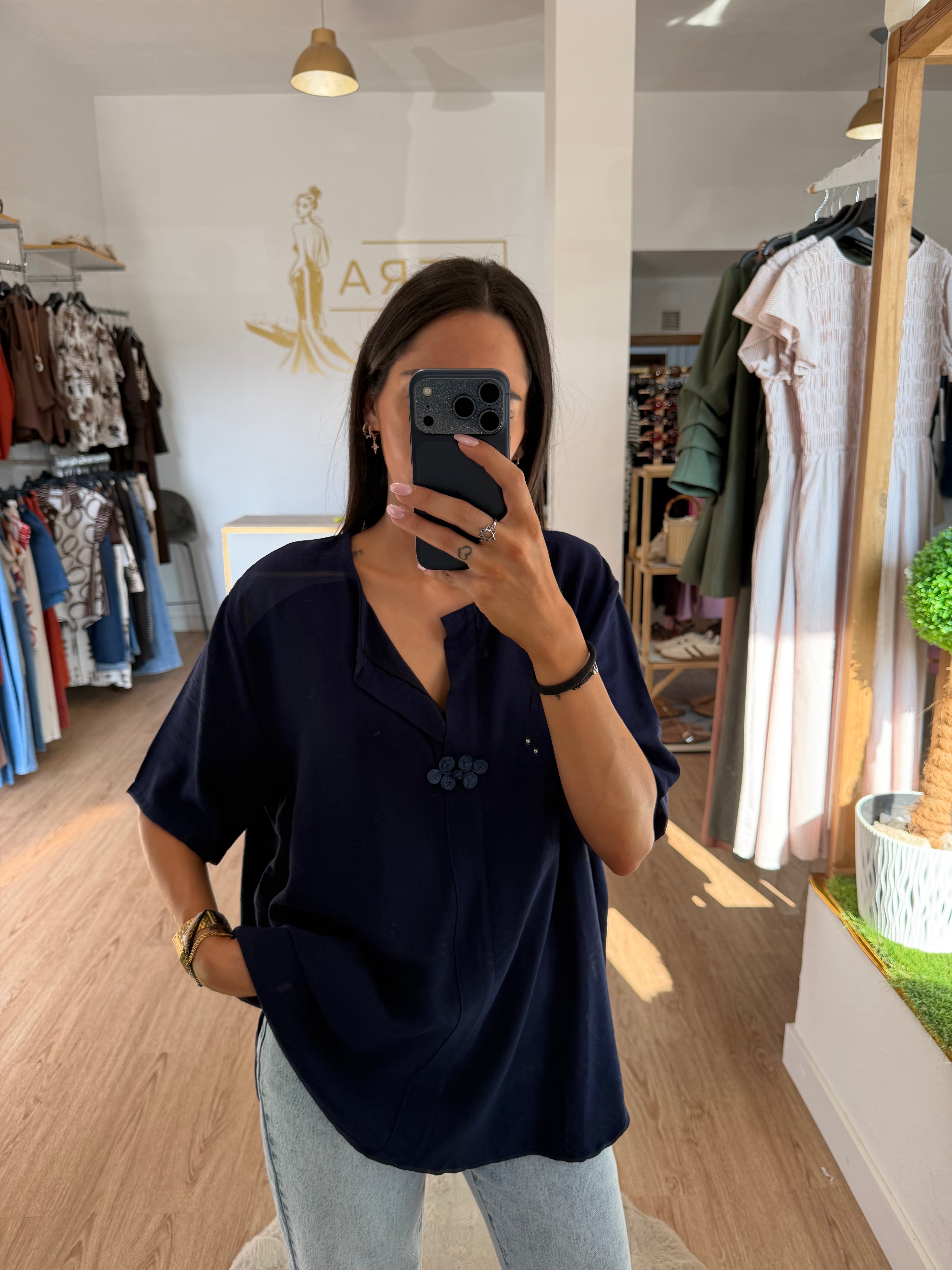 Blusa oversize fluida estilo oriental con botón de nudo / Top manga corta holgado