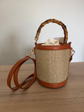 Bolso bombonera de rafia con asa de bambú / capazo cubo con bandolera