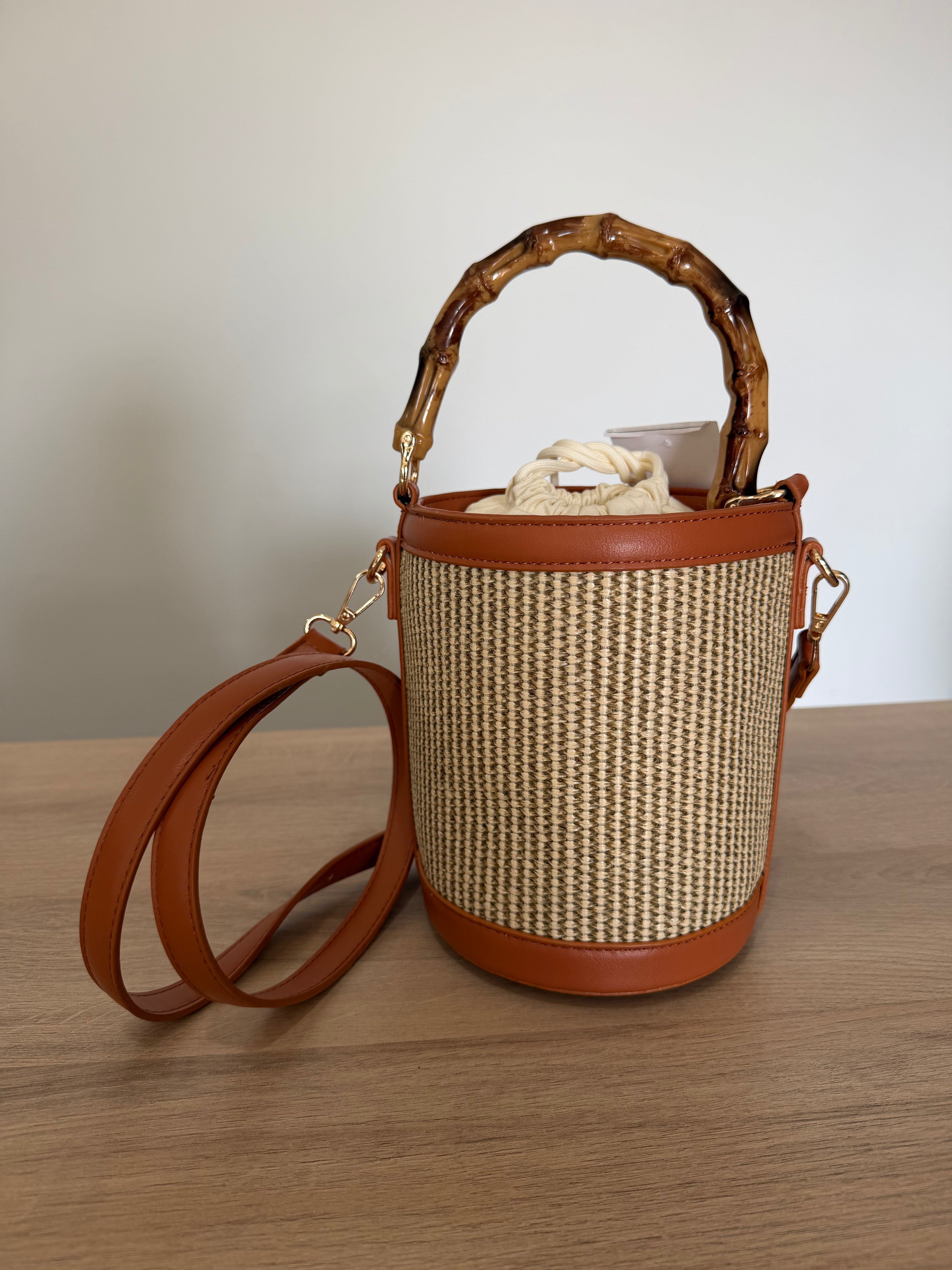 Bolso bombonera de rafia con asa de bambú / capazo cubo con bandolera