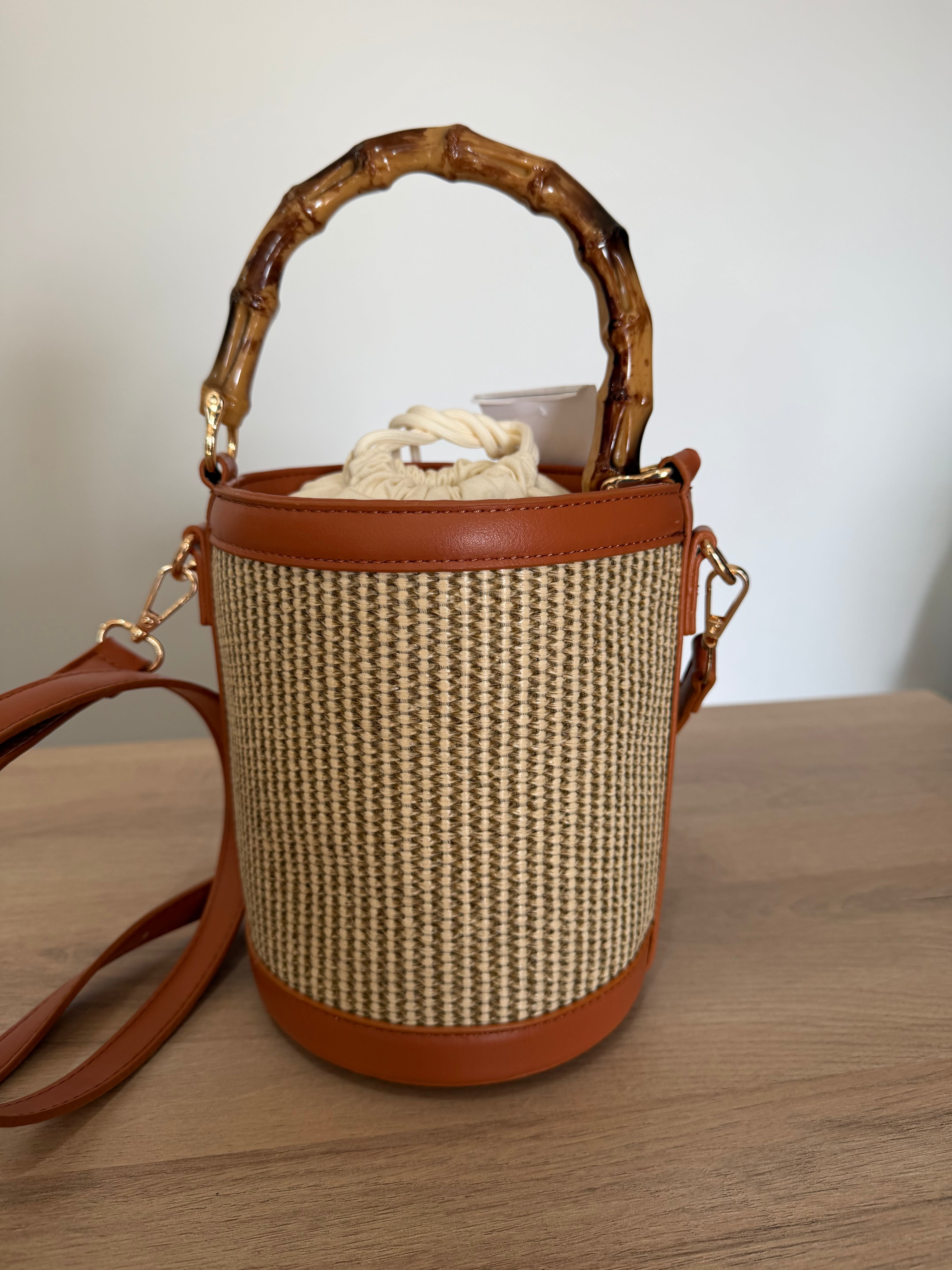 Bolso bombonera de rafia con asa de bambú / capazo cubo con bandolera