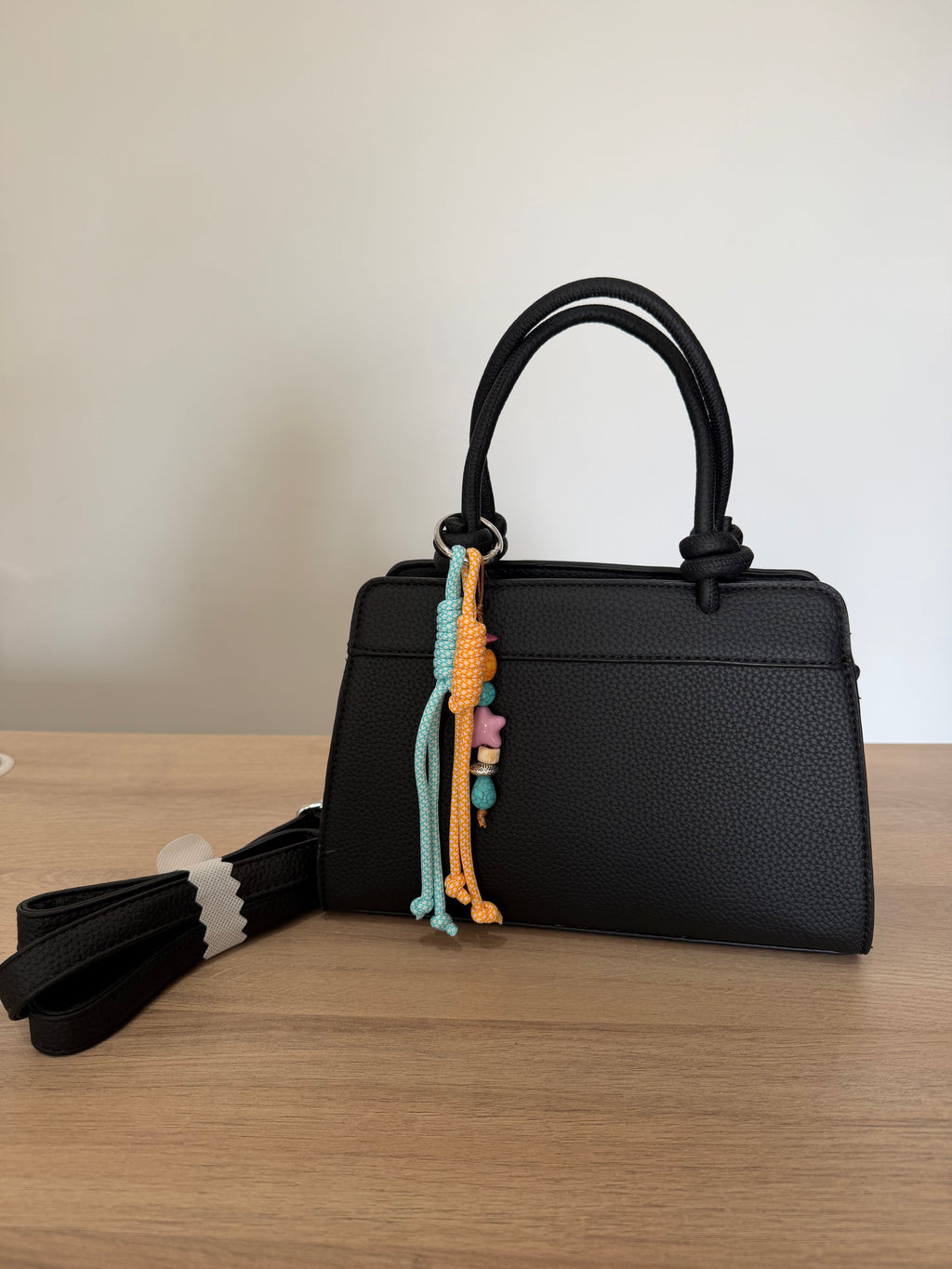 Bolso de mano estructurado negro con abalorios / Bolso bandolera con detalle de nudos