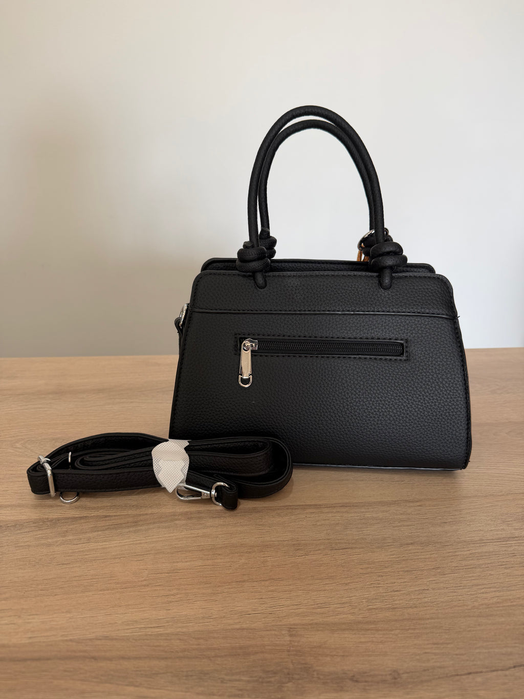Bolso de mano estructurado negro con abalorios / Bolso bandolera con detalle de nudos