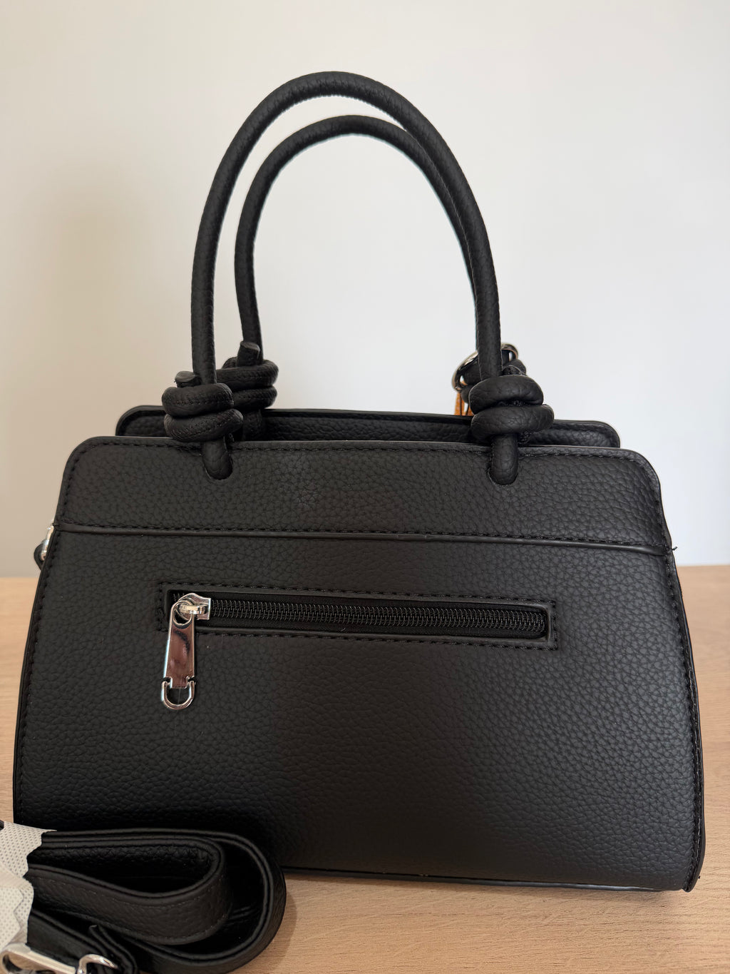 Bolso de mano estructurado negro con abalorios / Bolso bandolera con detalle de nudos