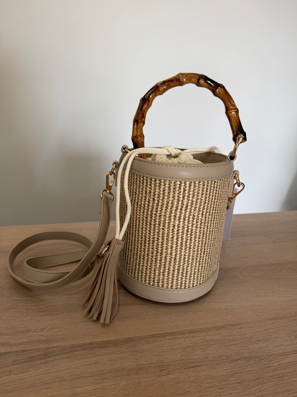 Bolso bombonera de rafia con asa de bambú / capazo cubo con bandolera