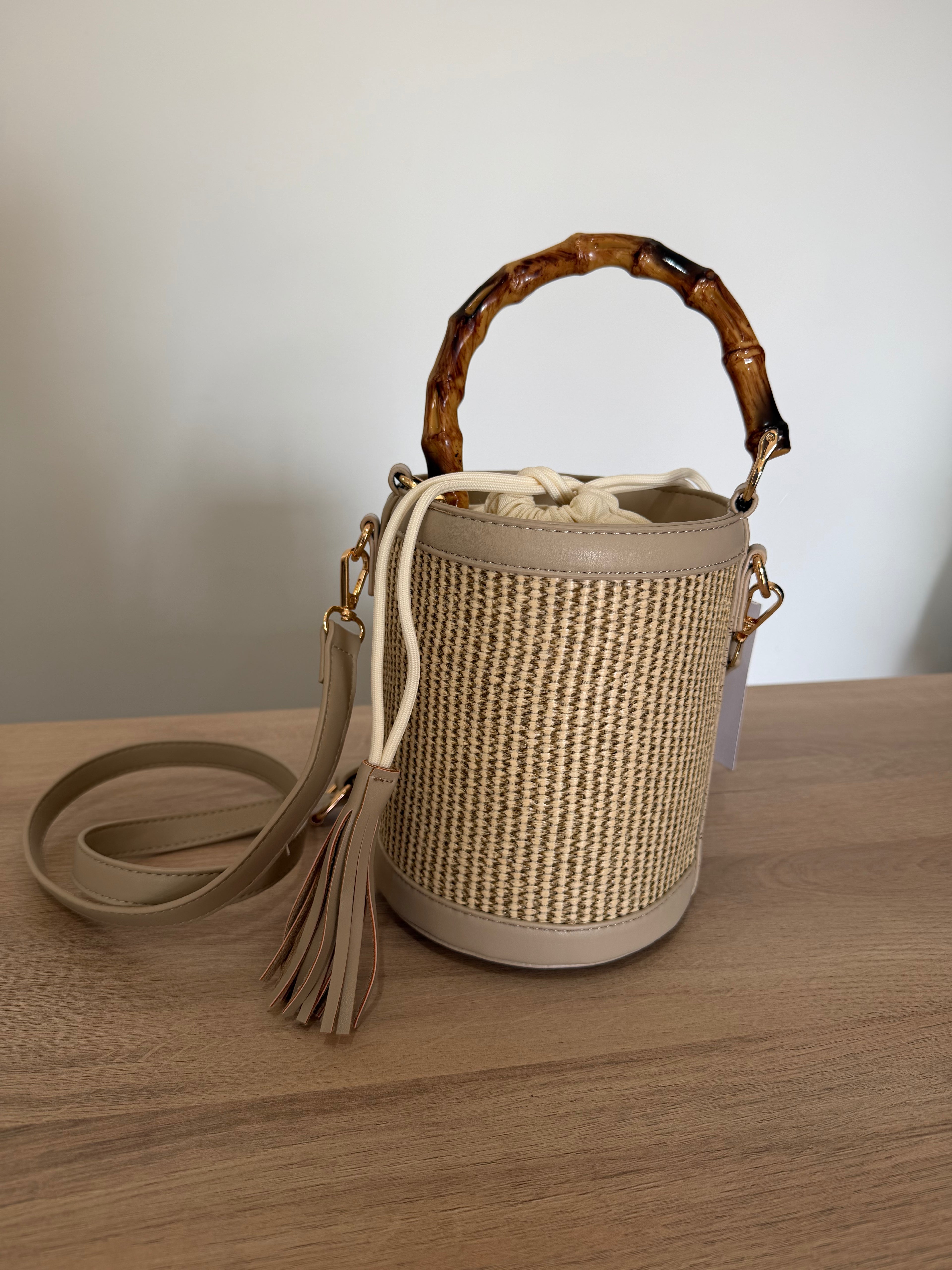 Bolso bombonera de rafia con asa de bambú / capazo cubo con bandolera