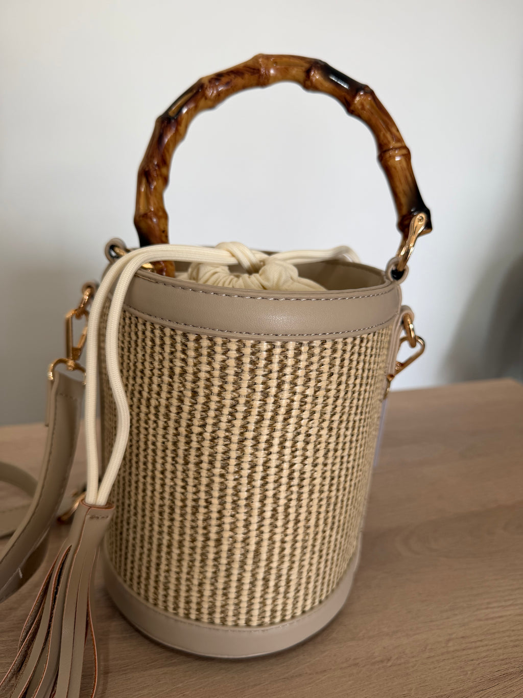 Bolso bombonera de rafia con asa de bambú / capazo cubo con bandolera